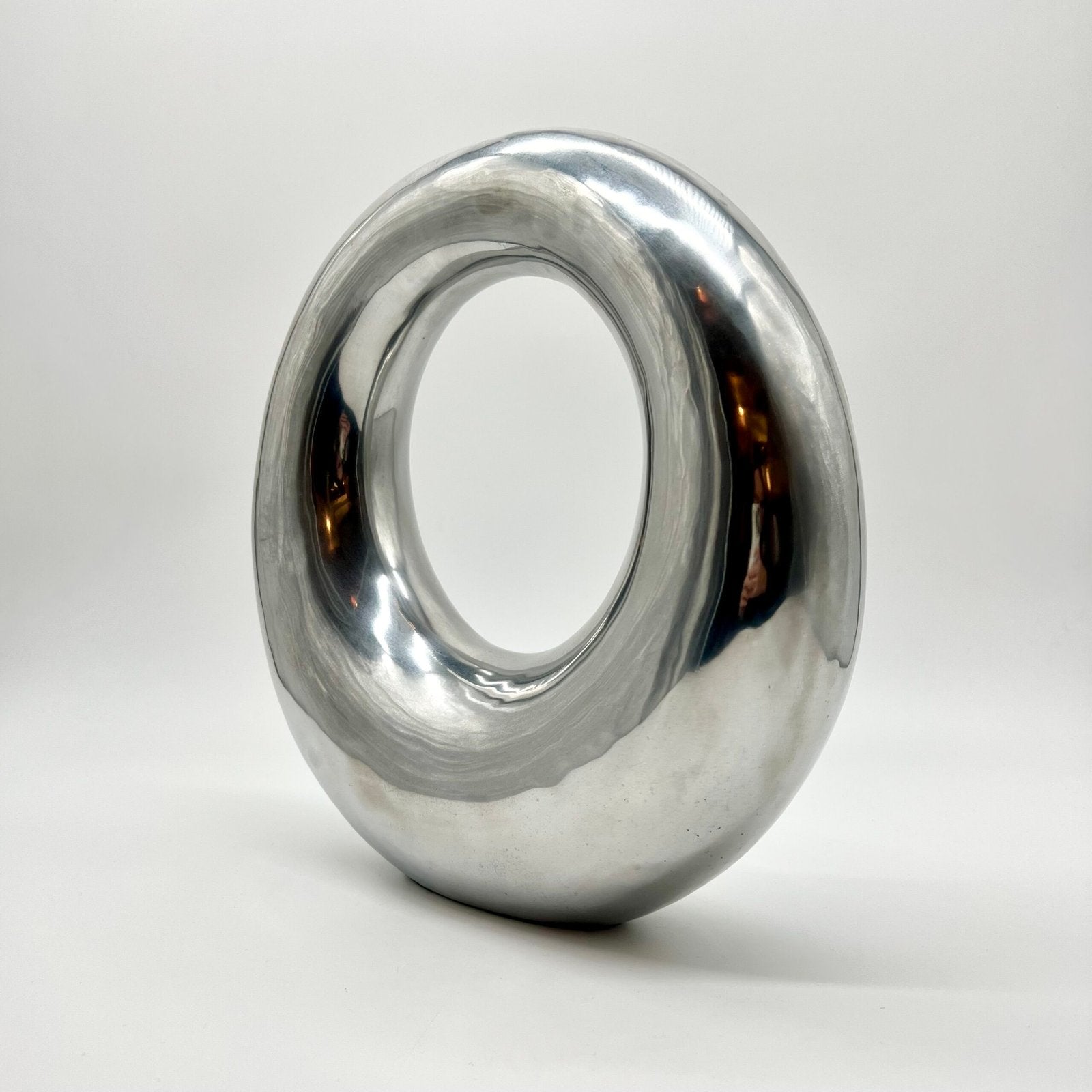 VASE « DONUT » XXL / FONTE D’ALUMINIUM POLI – 1980s