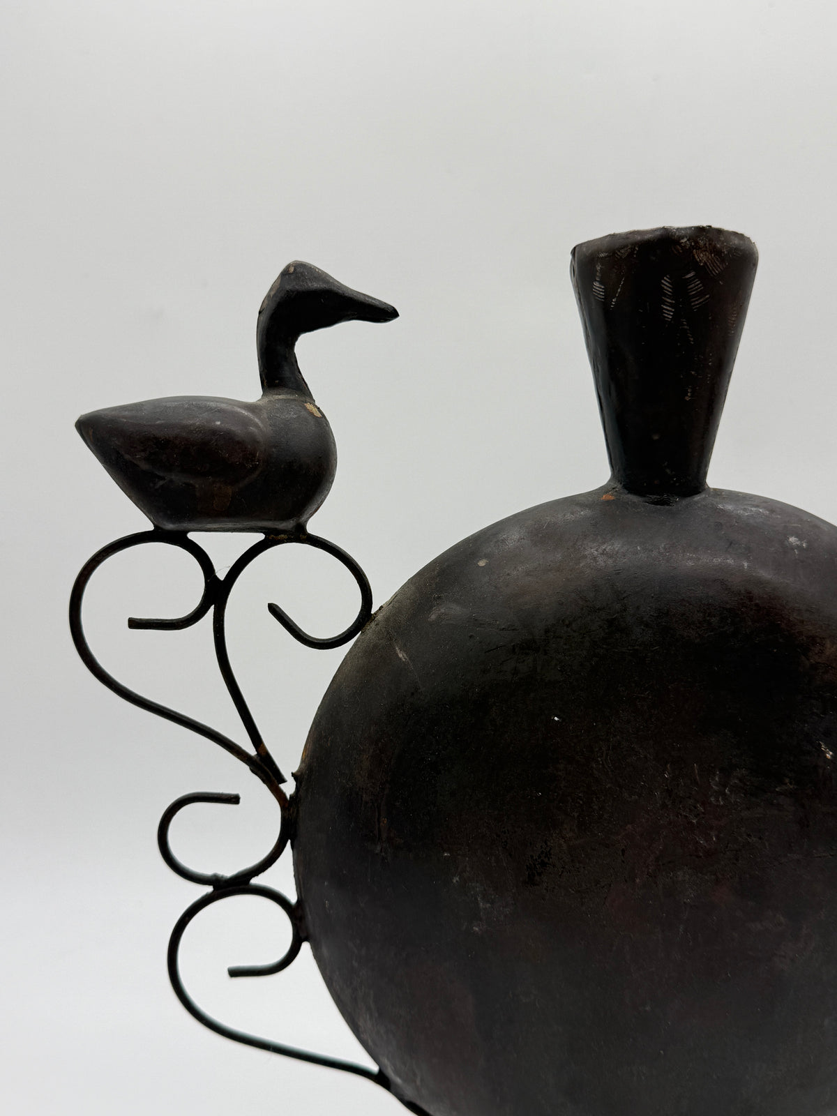 Vase aux oiseaux en métal forgé, Travail artisanal, 1960s