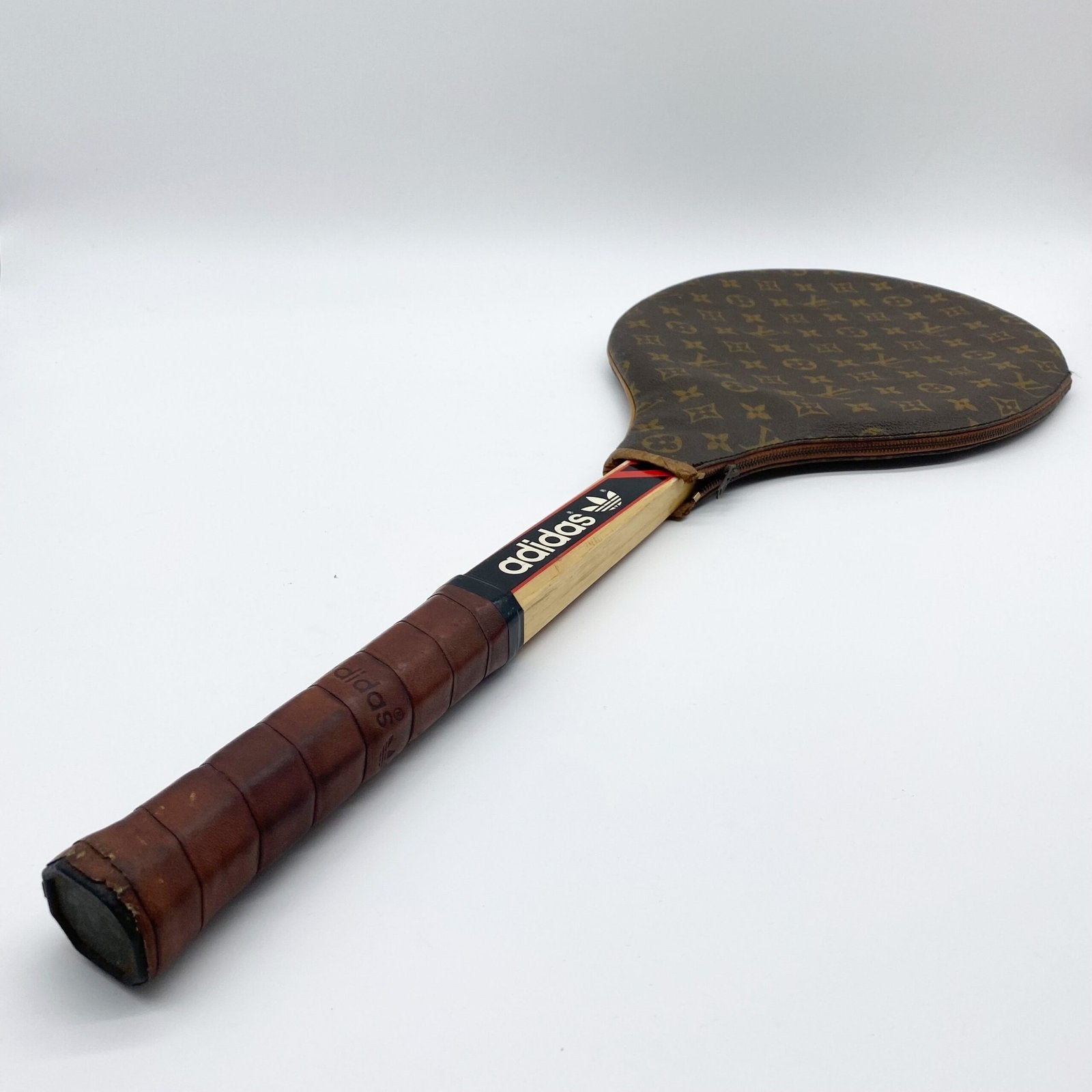 HOUSSE DE RAQUETTE MONOGRAMMES "LOUIS VUITTON", 1951