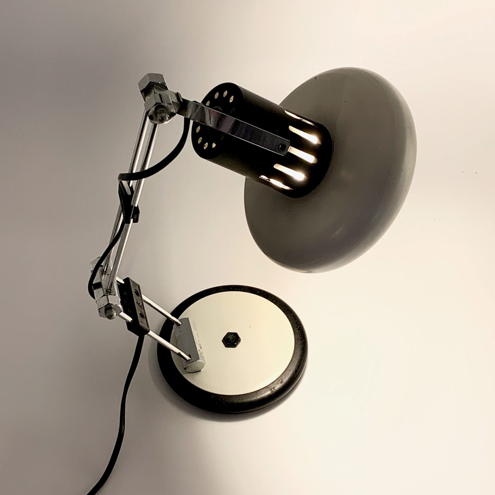 LAMPE DE BUREAU INDUSTRIEL BLANCHE ET CHROME, 1970