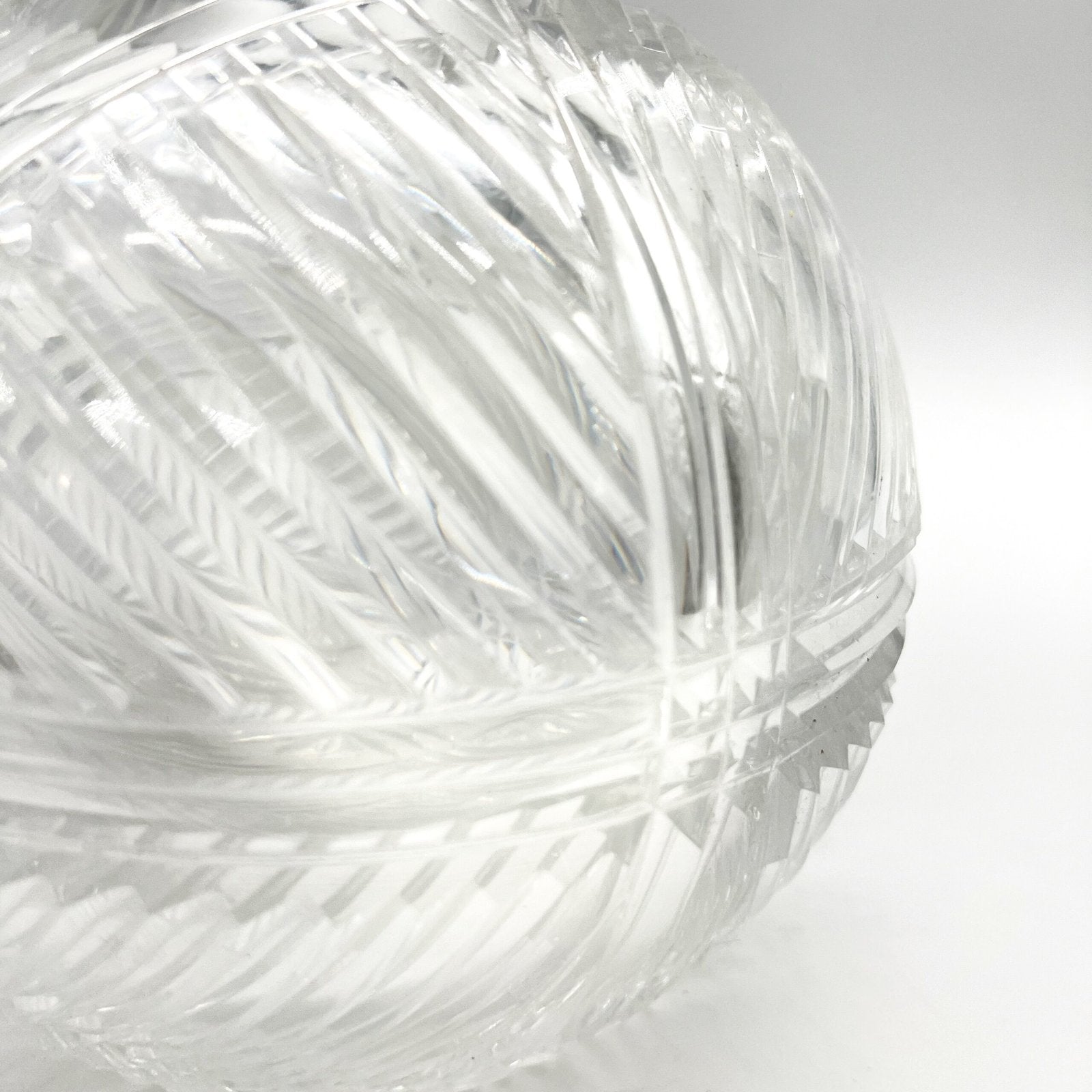 VASE BOULE EN VERRE SCULPTE, ART NOUVEAU