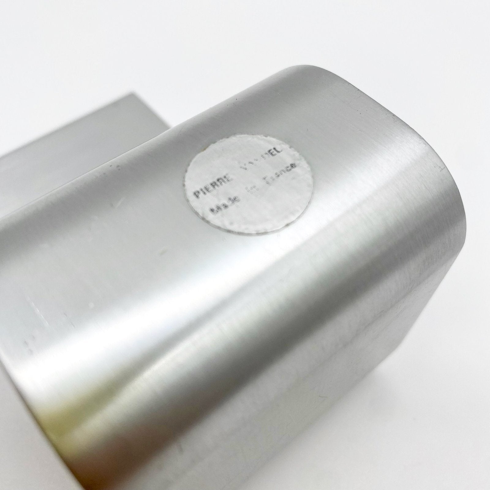 PORTE-STYLO / PRESSE-PAPIER - ALUMINIUM PAR PIERRE VANDEL – 1970s