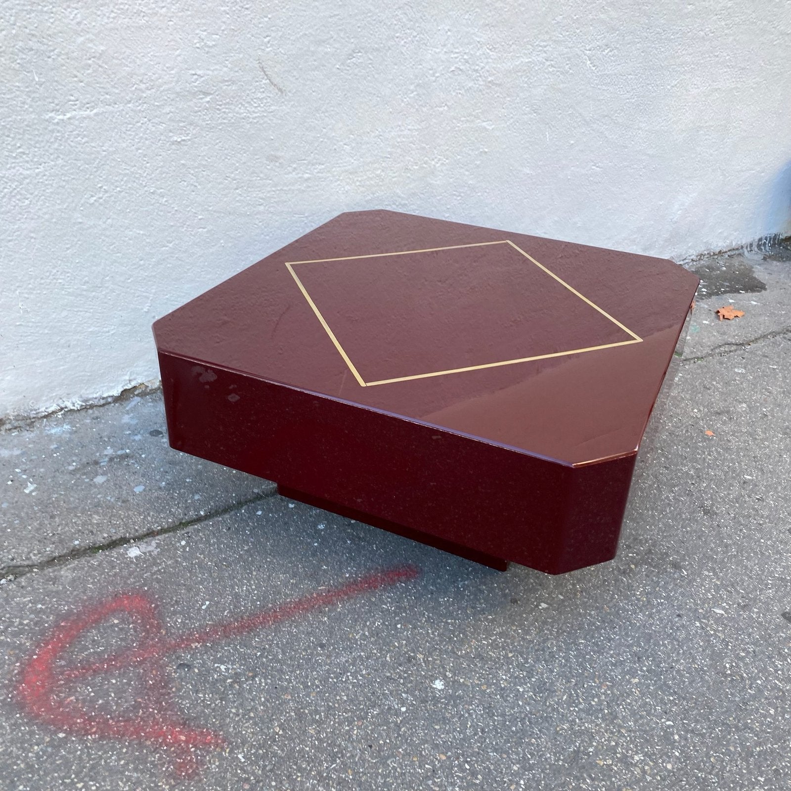 PAIRE DE TABLE BASSE LAQUE ROUGE ET LAITON