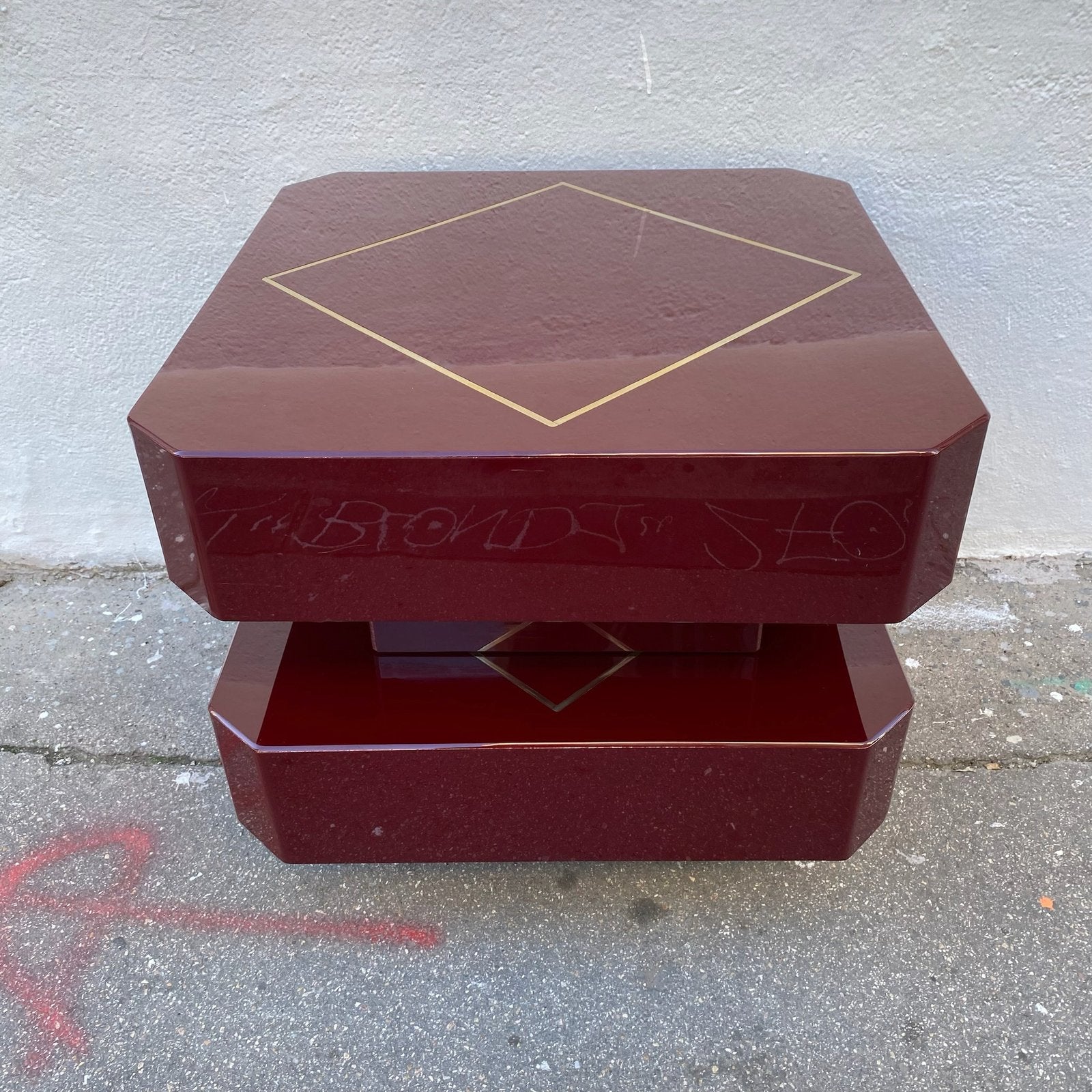 PAIRE DE TABLE BASSE LAQUE ROUGE ET LAITON