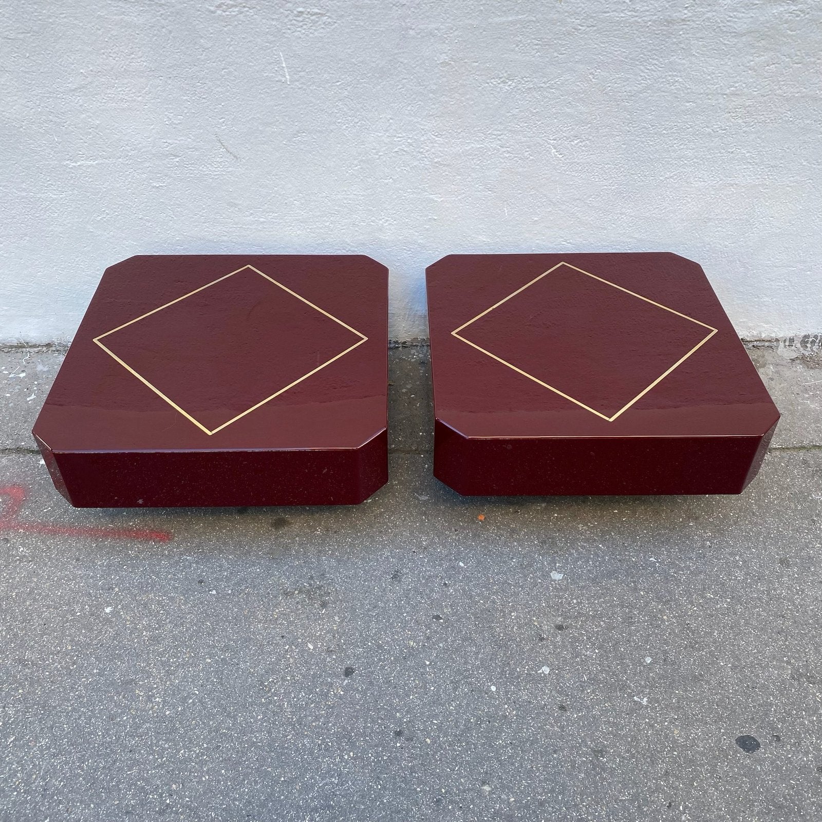 PAIRE DE TABLE BASSE LAQUE ROUGE ET LAITON