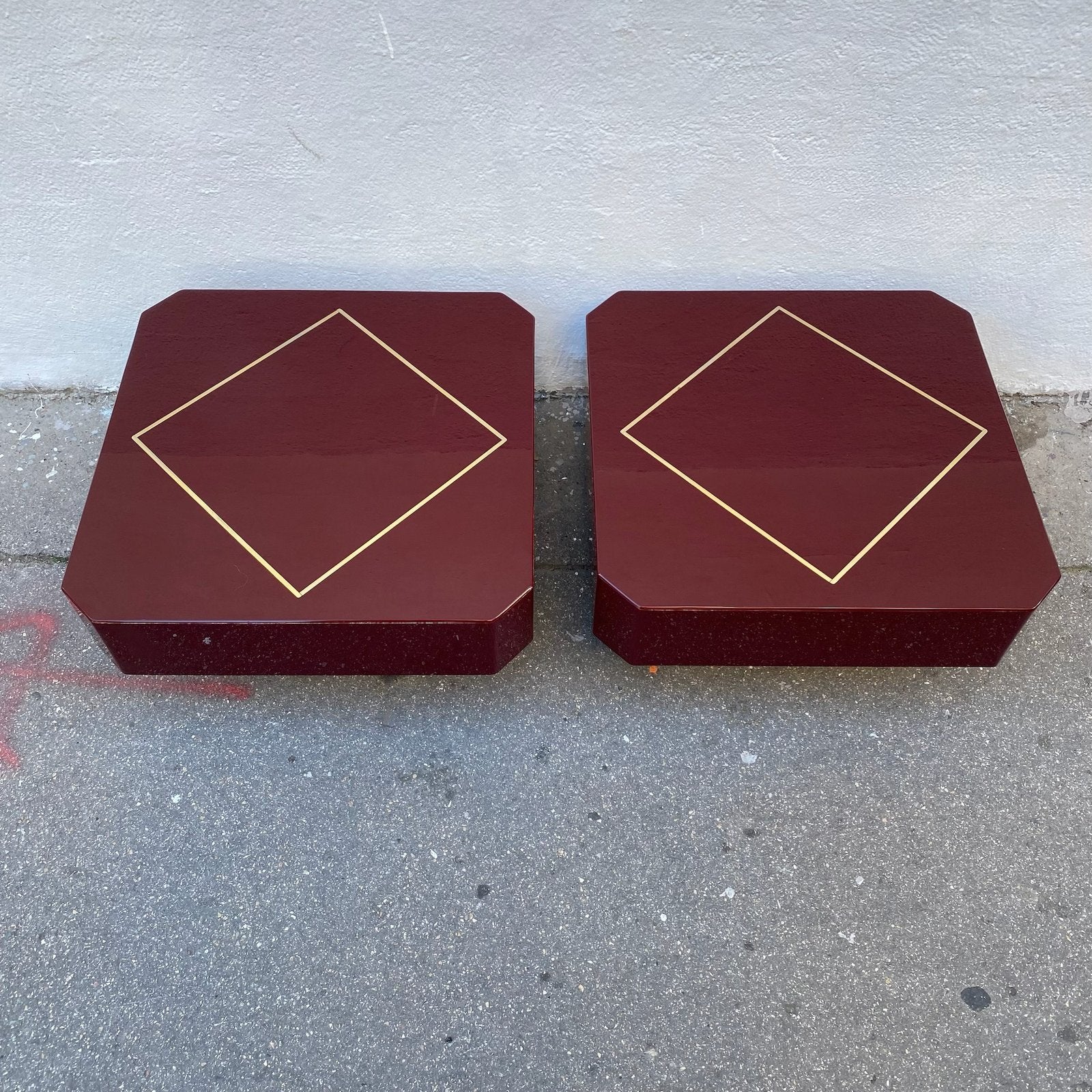PAIRE DE TABLE BASSE LAQUE ROUGE ET LAITON