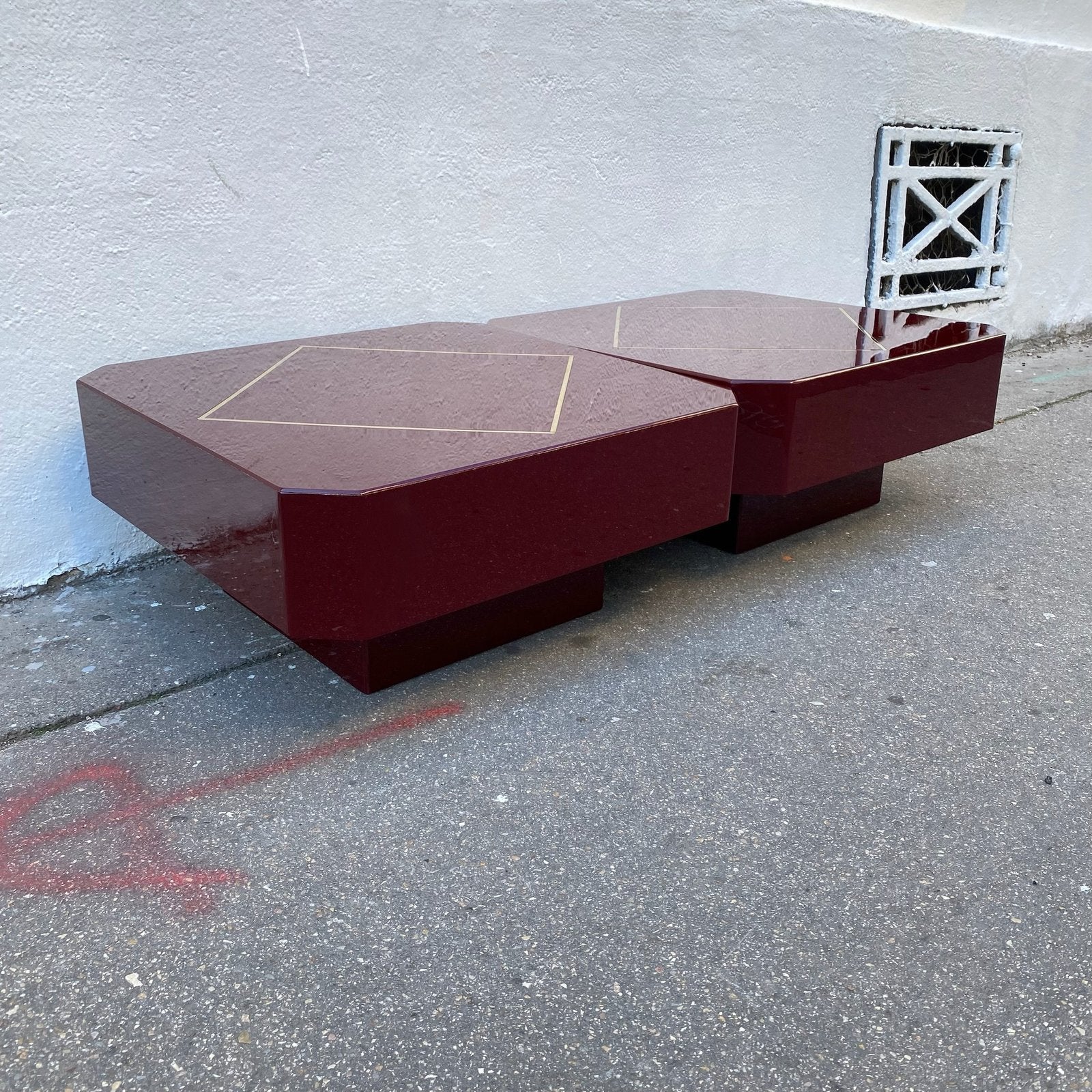 PAIRE DE TABLE BASSE LAQUE ROUGE ET LAITON