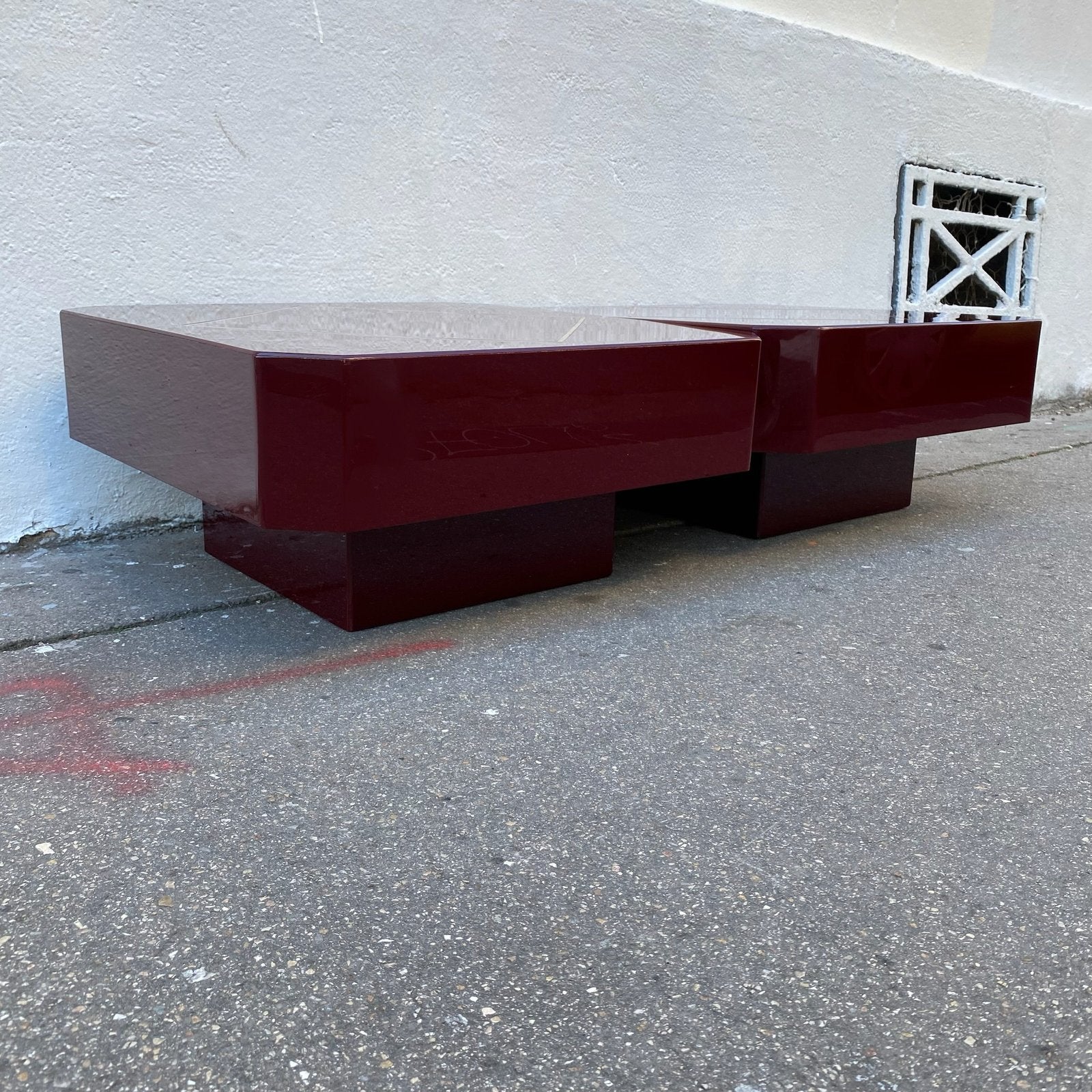 PAIRE DE TABLE BASSE LAQUE ROUGE ET LAITON