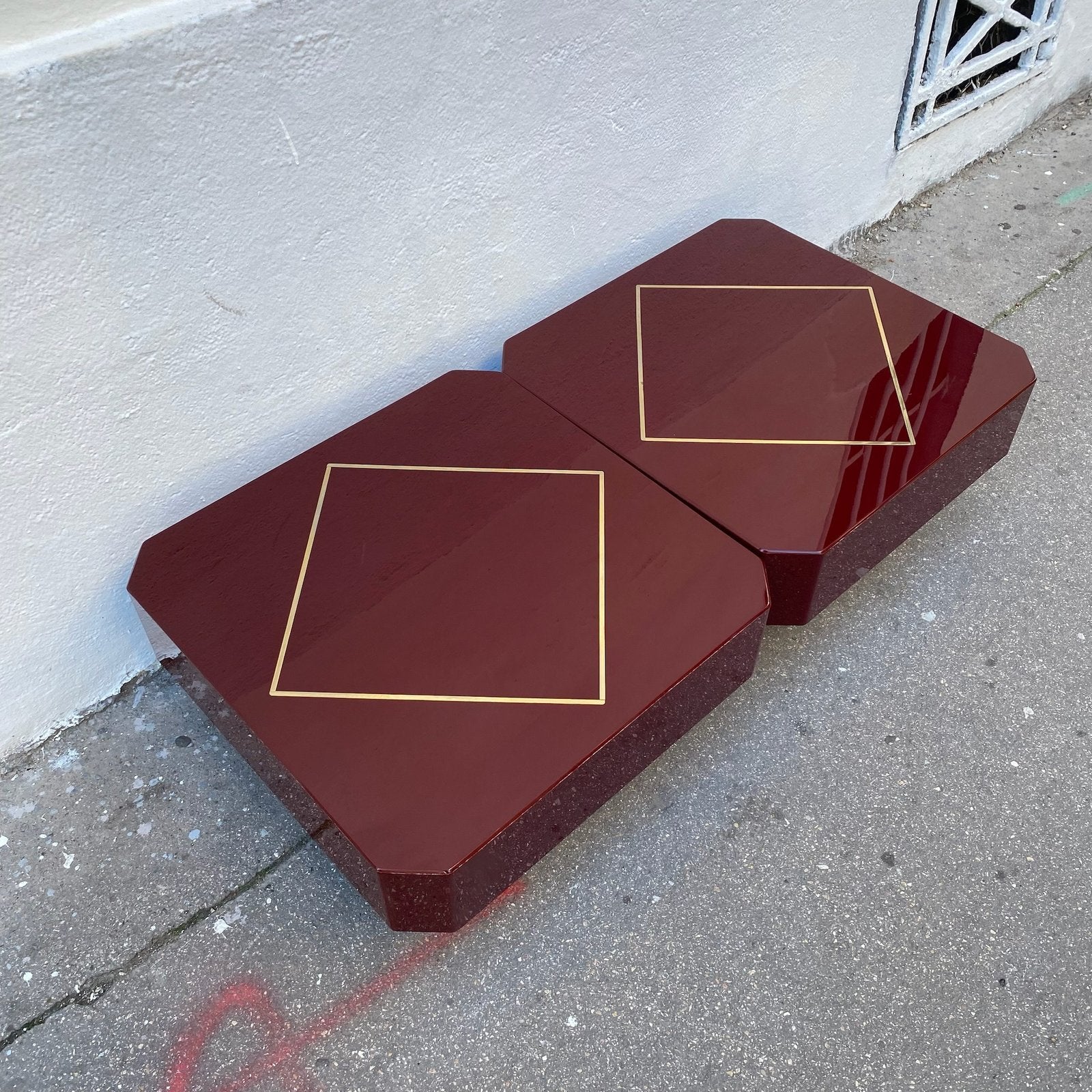 PAIRE DE TABLE BASSE LAQUE ROUGE ET LAITON