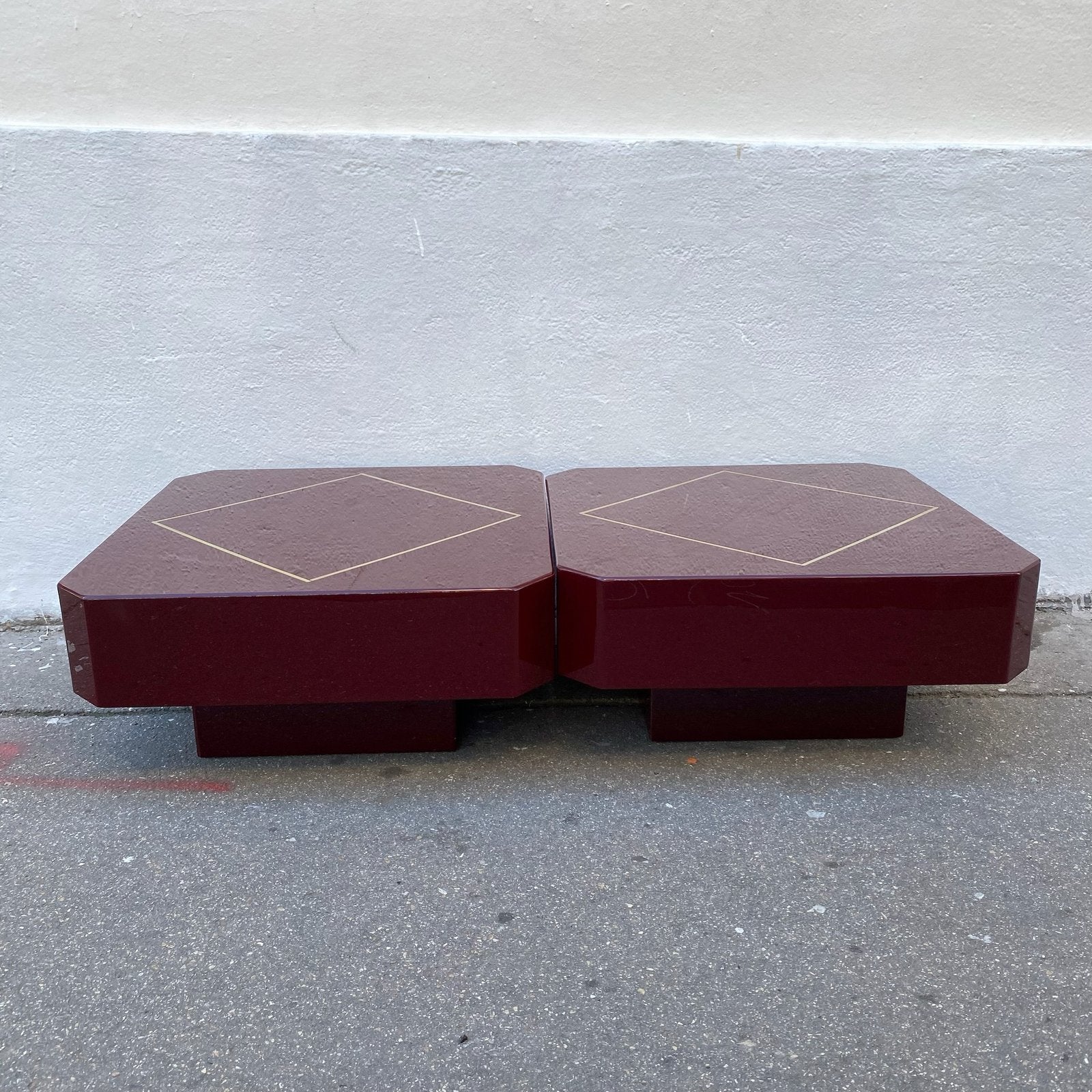 PAIRE DE TABLE BASSE LAQUE ROUGE ET LAITON