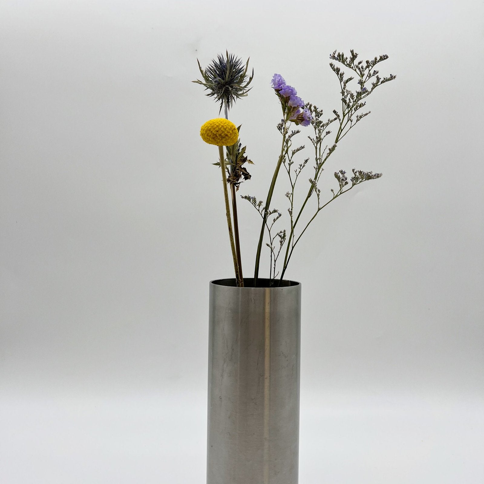 VASE ROULEAU / PIQUE-FLEURS INTÉGRÉ – ALUMINIUM BROSSÉ, 1970s