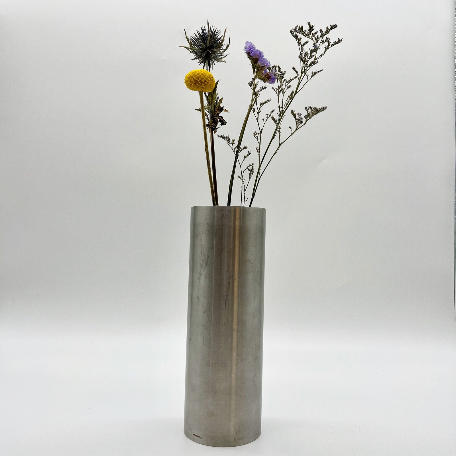 VASE ROULEAU / PIQUE-FLEURS INTÉGRÉ – ALUMINIUM BROSSÉ, 1970s