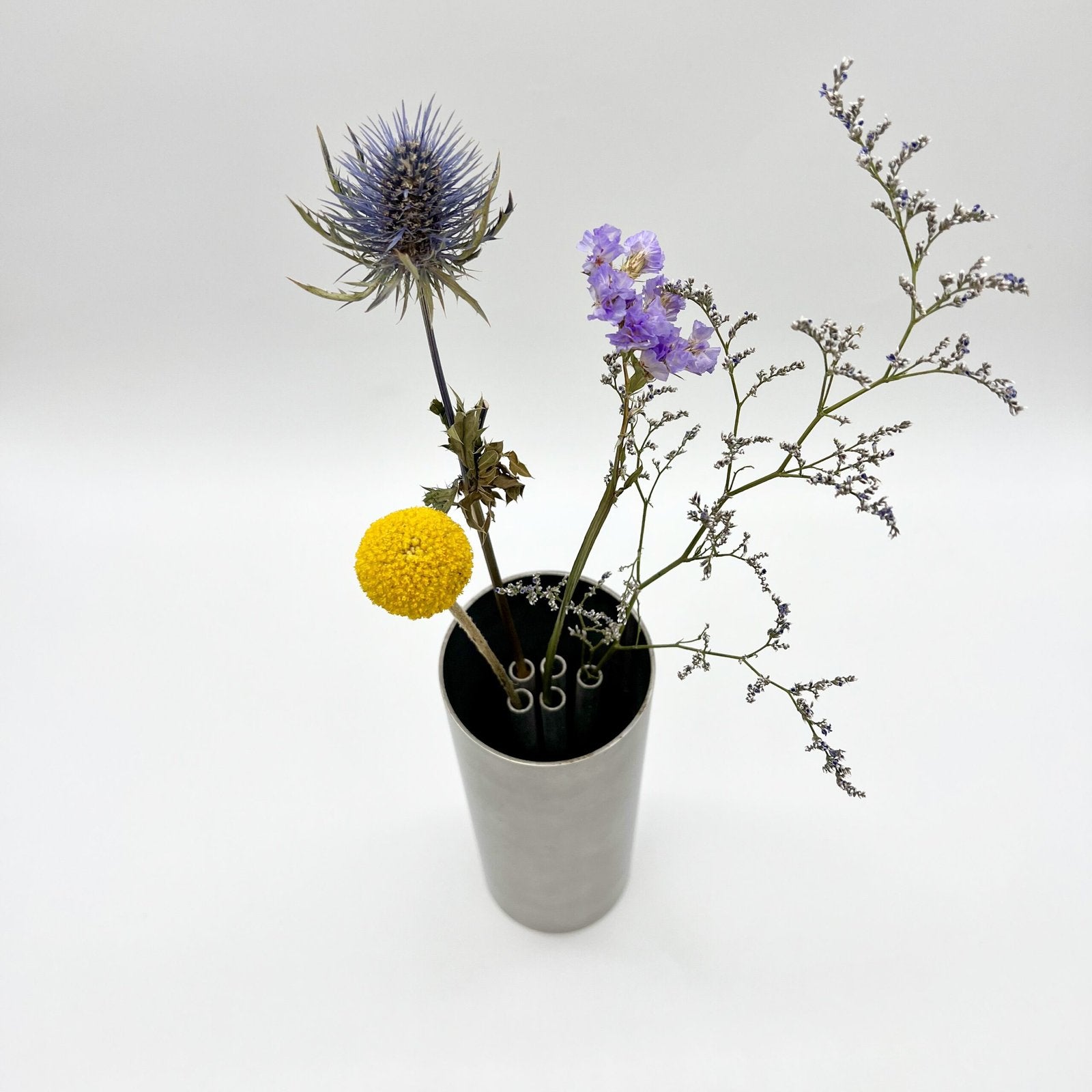 VASE ROULEAU / PIQUE-FLEURS INTÉGRÉ – ALUMINIUM BROSSÉ, 1970s