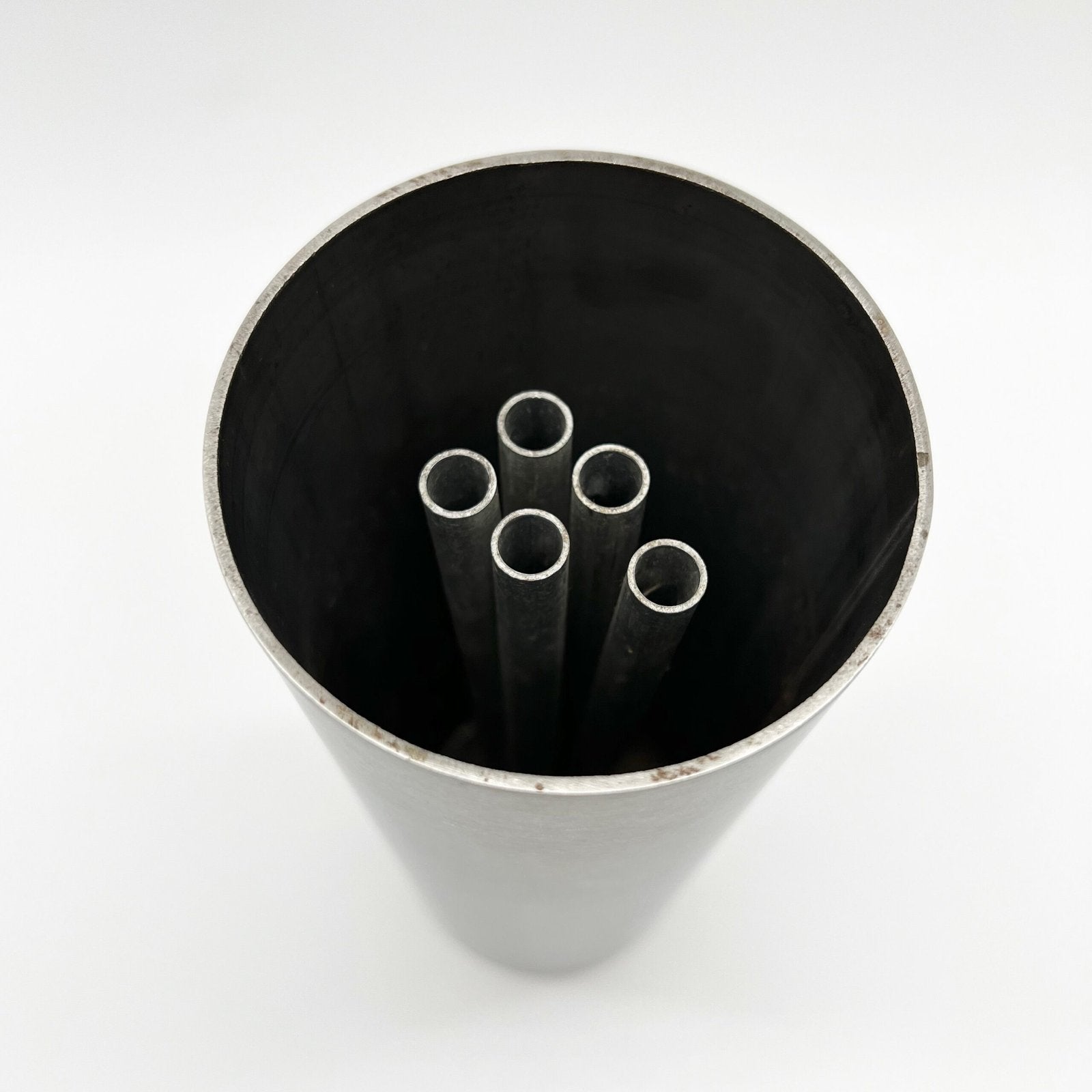 VASE ROULEAU / PIQUE-FLEURS INTÉGRÉ – ALUMINIUM BROSSÉ, 1970s