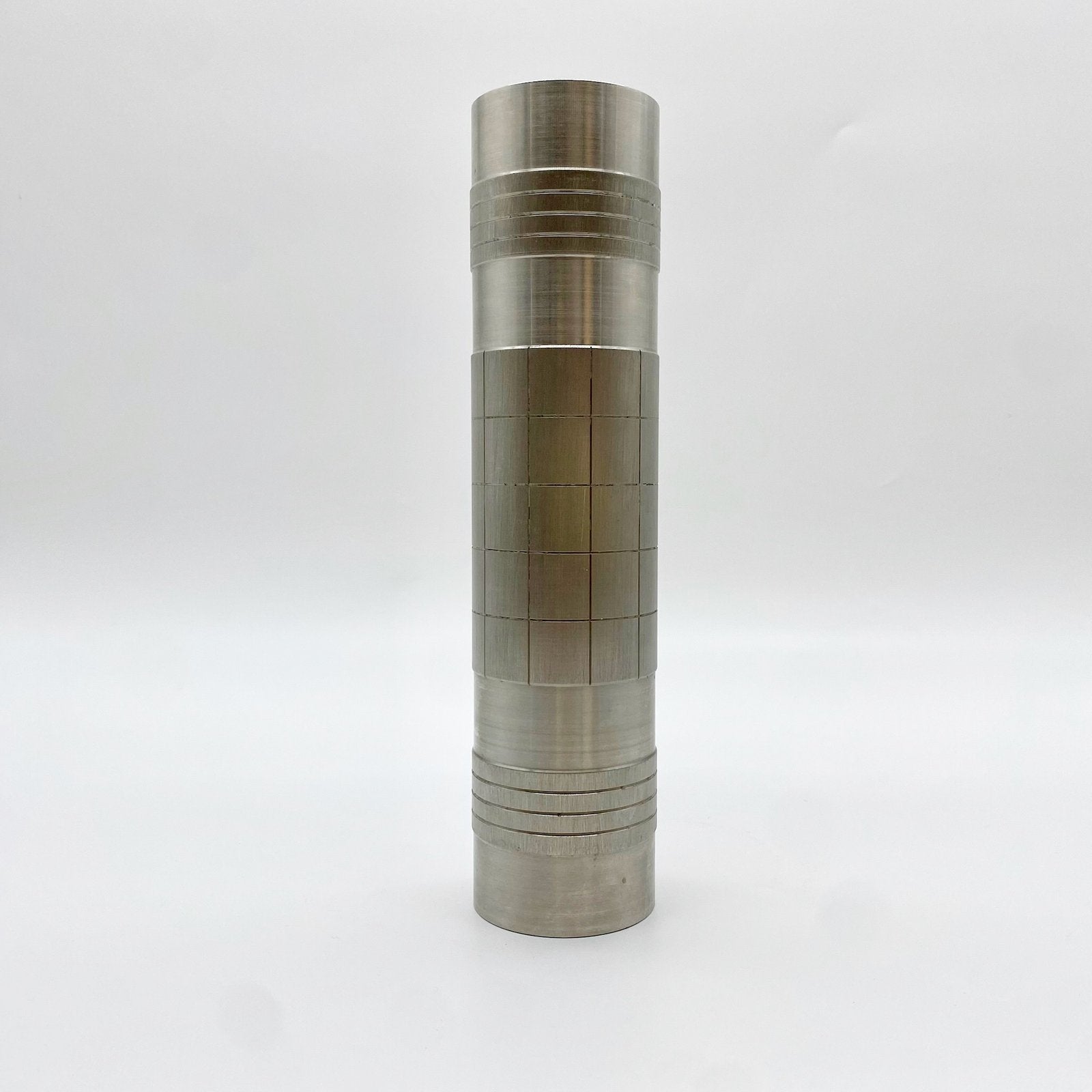 VASE ROULEAU BRUTALISTE / ALUMINIUM BROSSÉ – 1960s