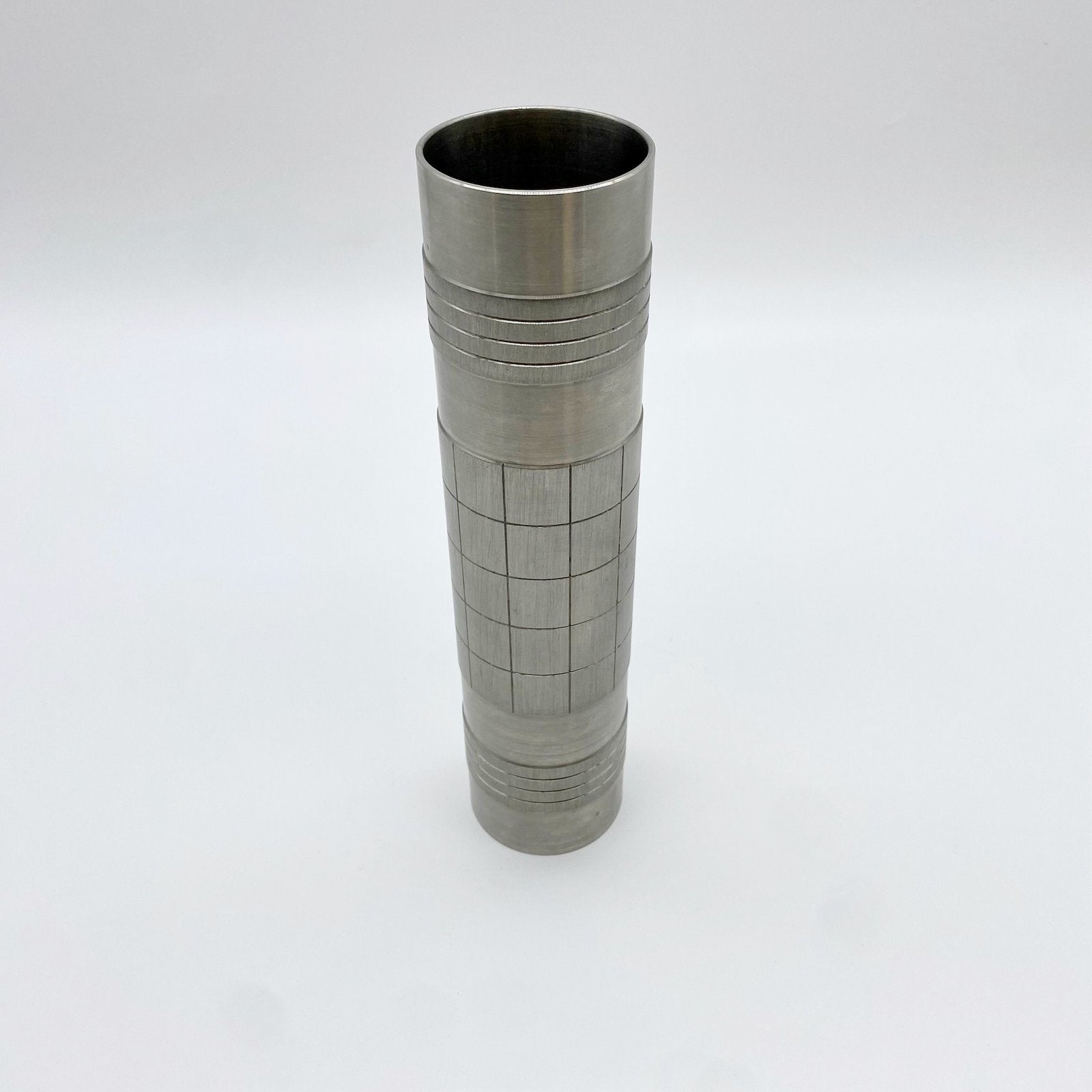 VASE ROULEAU BRUTALISTE / ALUMINIUM BROSSÉ – 1960s