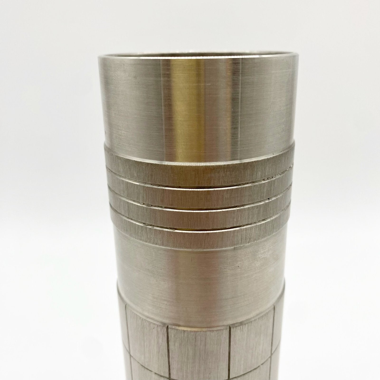 VASE ROULEAU BRUTALISTE / ALUMINIUM BROSSÉ – 1960s
