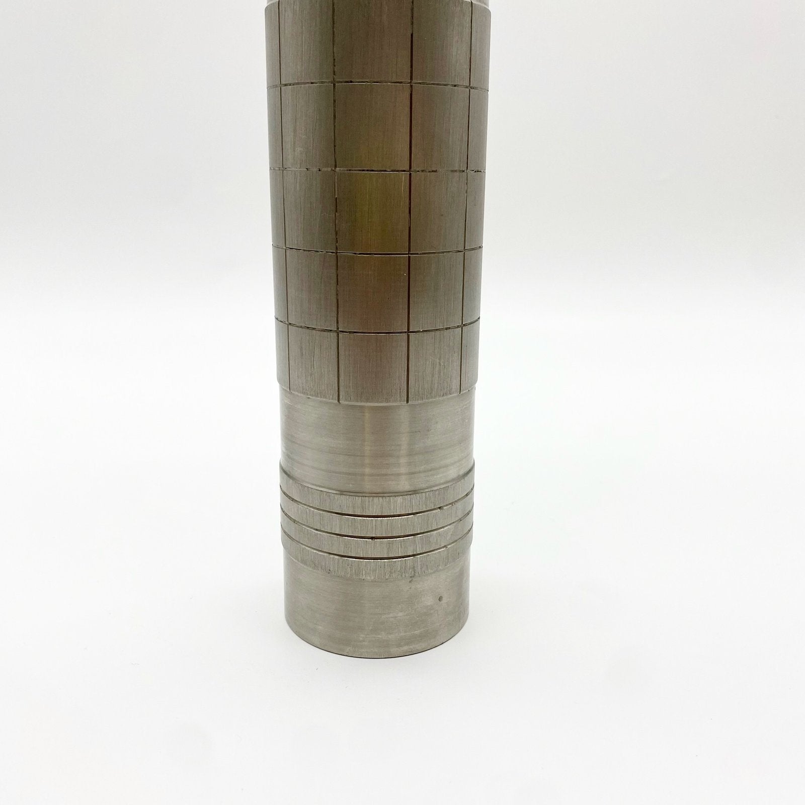 VASE ROULEAU BRUTALISTE / ALUMINIUM BROSSÉ – 1960s