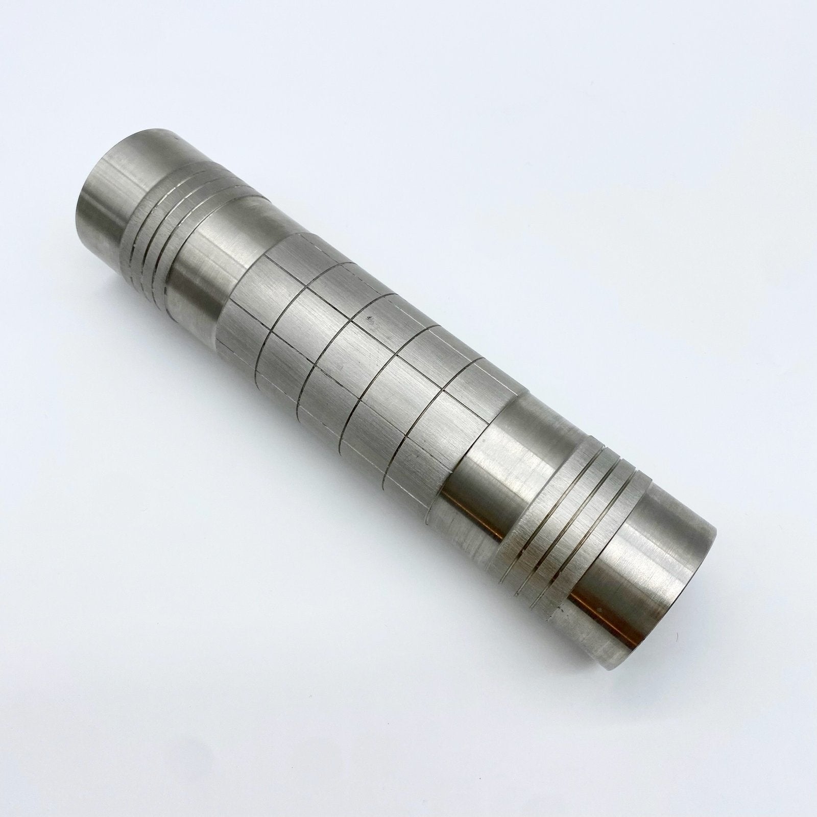 VASE ROULEAU BRUTALISTE / ALUMINIUM BROSSÉ – 1960s
