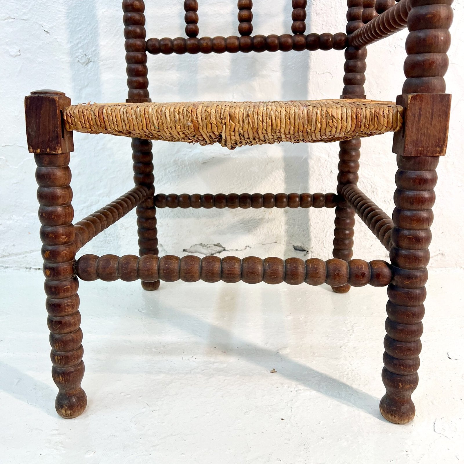 PAIRE DE CHAISES D’ANGLE PROVENÇALES EN CHÊNE TOURNÉ – 1920s