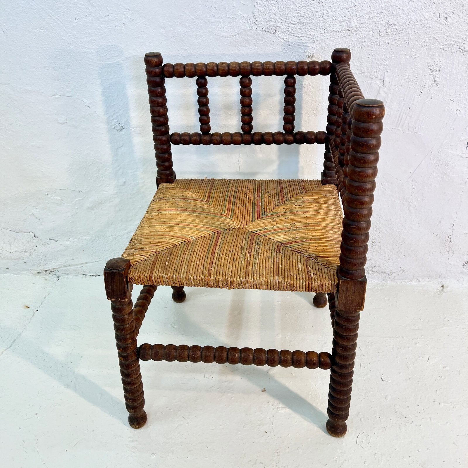 PAIRE DE CHAISES D’ANGLE PROVENÇALES EN CHÊNE TOURNÉ – 1920s