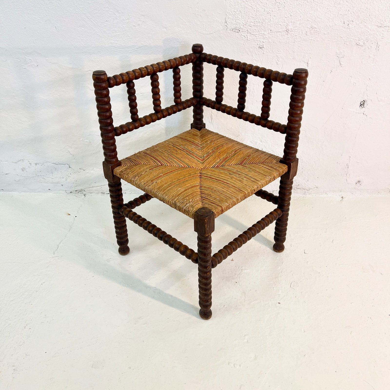 PAIRE DE CHAISES D’ANGLE PROVENÇALES EN CHÊNE TOURNÉ – 1920s