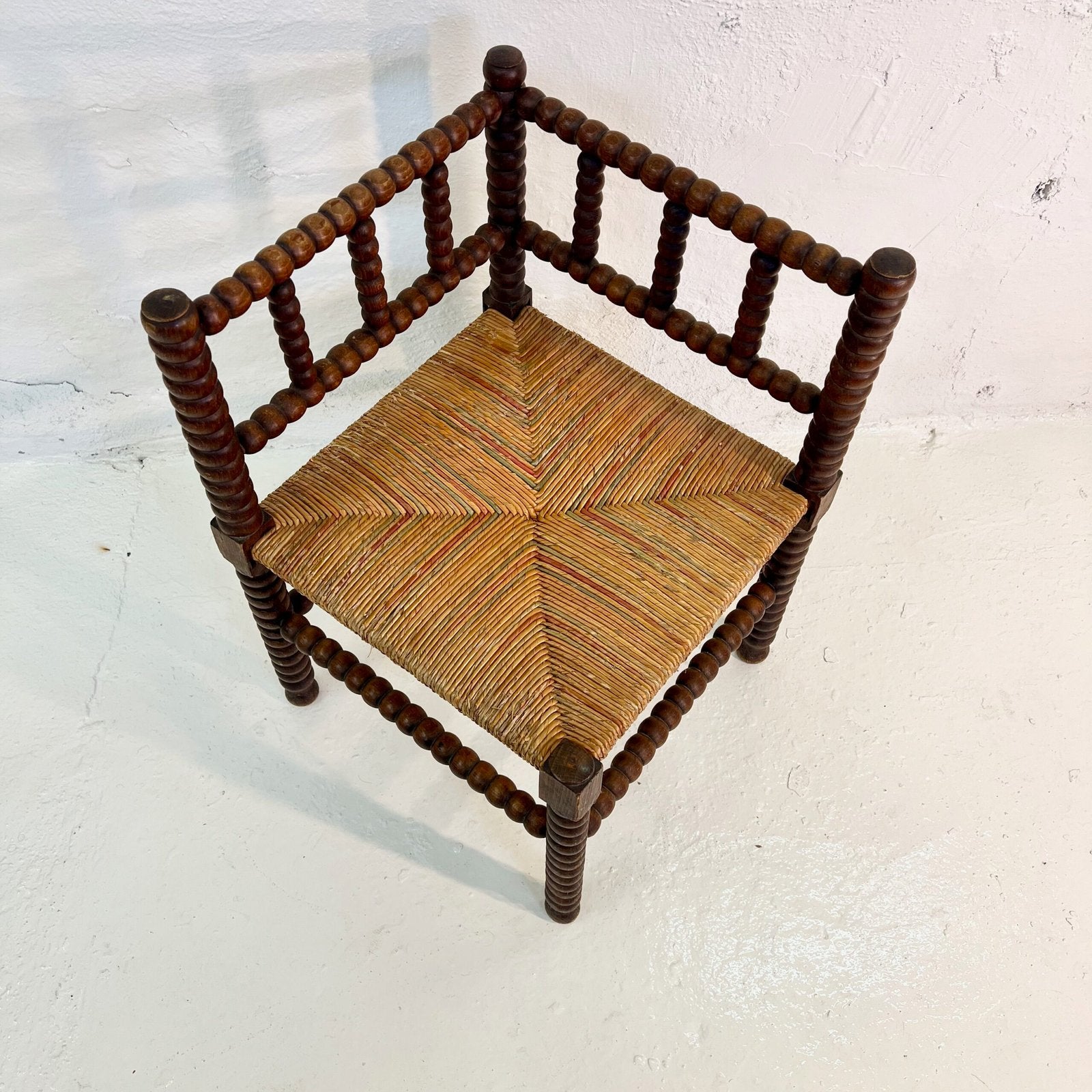 PAIRE DE CHAISES D’ANGLE PROVENÇALES EN CHÊNE TOURNÉ – 1920s