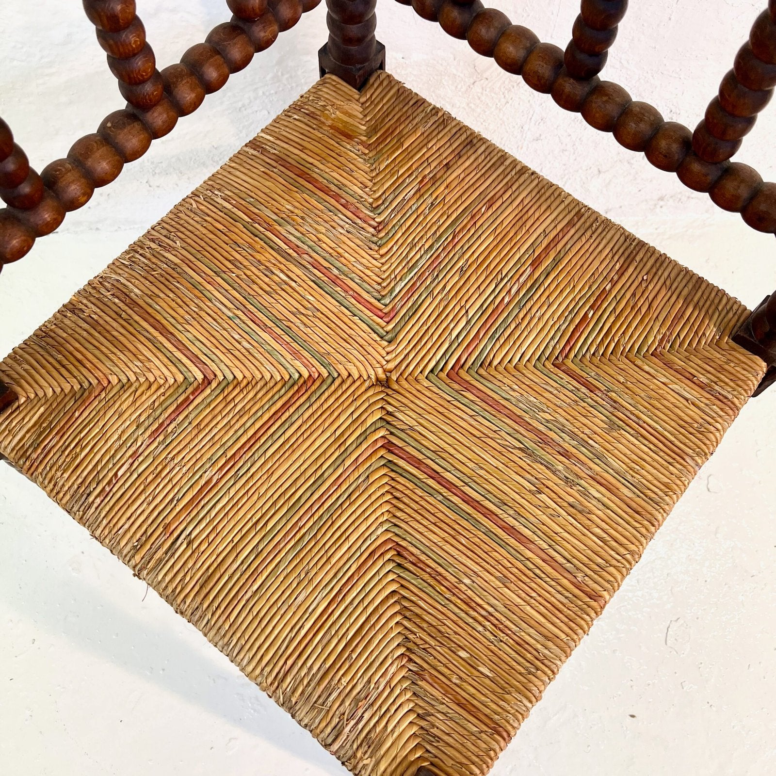 PAIRE DE CHAISES D’ANGLE PROVENÇALES EN CHÊNE TOURNÉ – 1920s