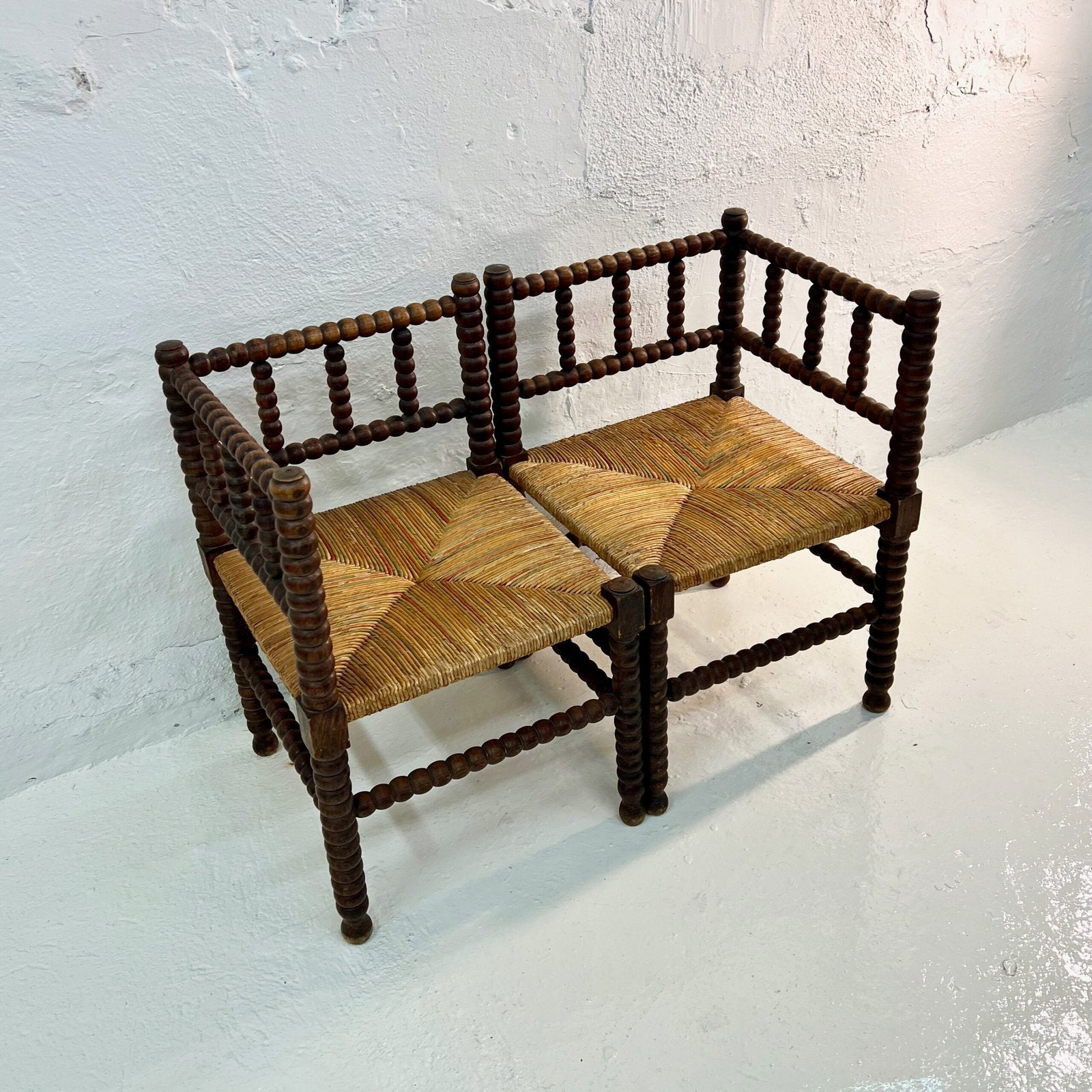 PAIRE DE CHAISES D’ANGLE PROVENÇALES EN CHÊNE TOURNÉ – 1920s
