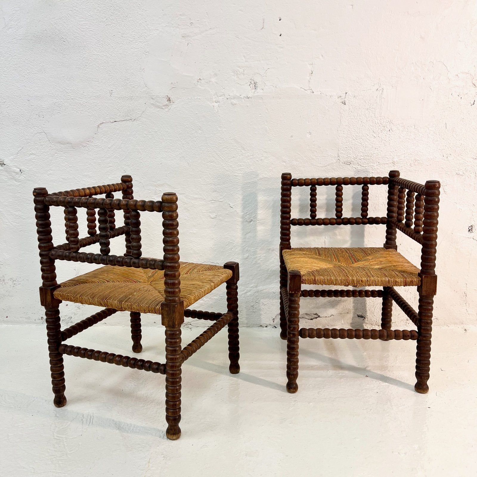 PAIRE DE CHAISES D’ANGLE PROVENÇALES EN CHÊNE TOURNÉ – 1920s