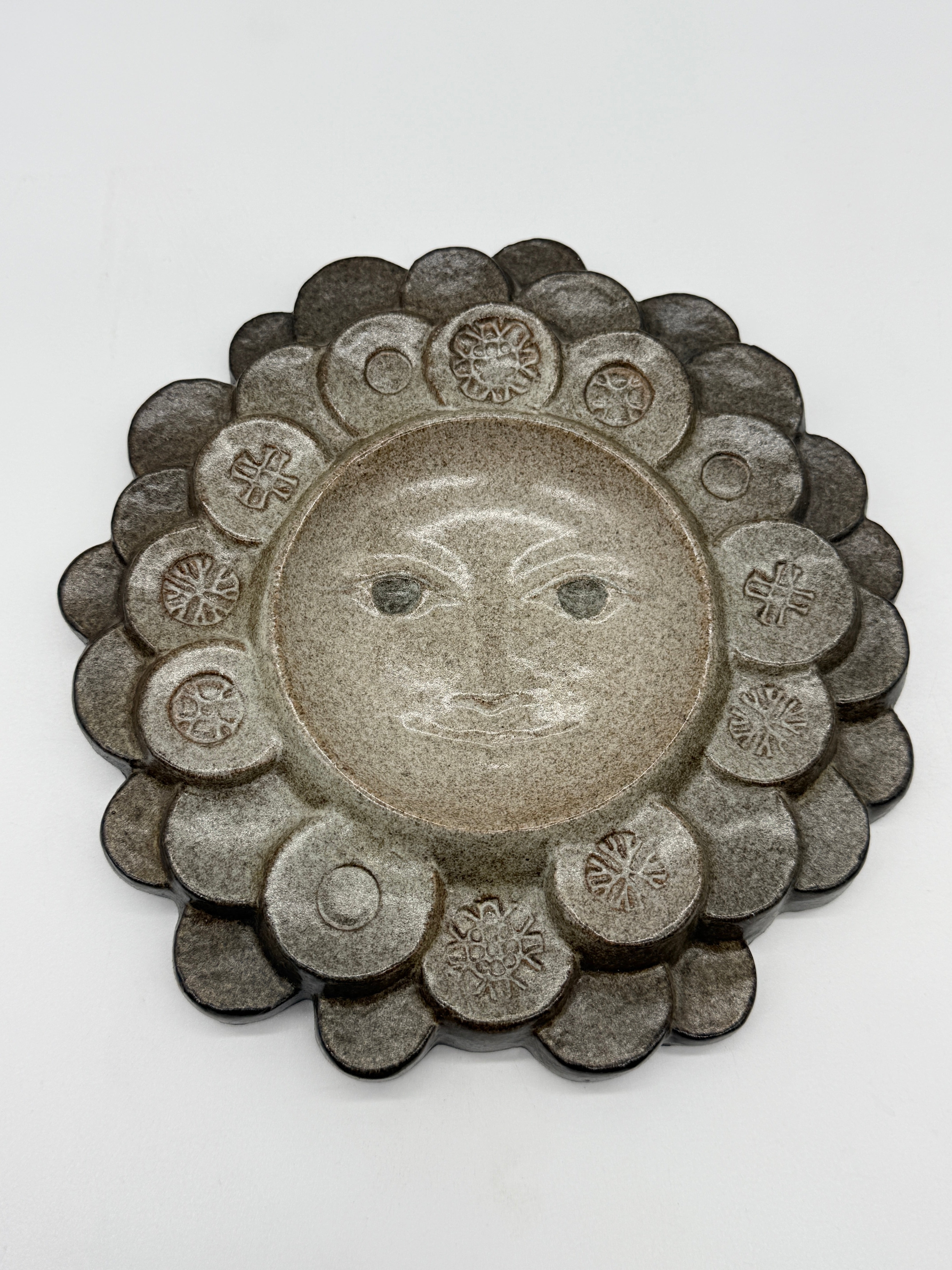 CÉRAMIQUE MURALE « VISAGE SOLAIRE » — SIGNÉE, CIRCA 1970