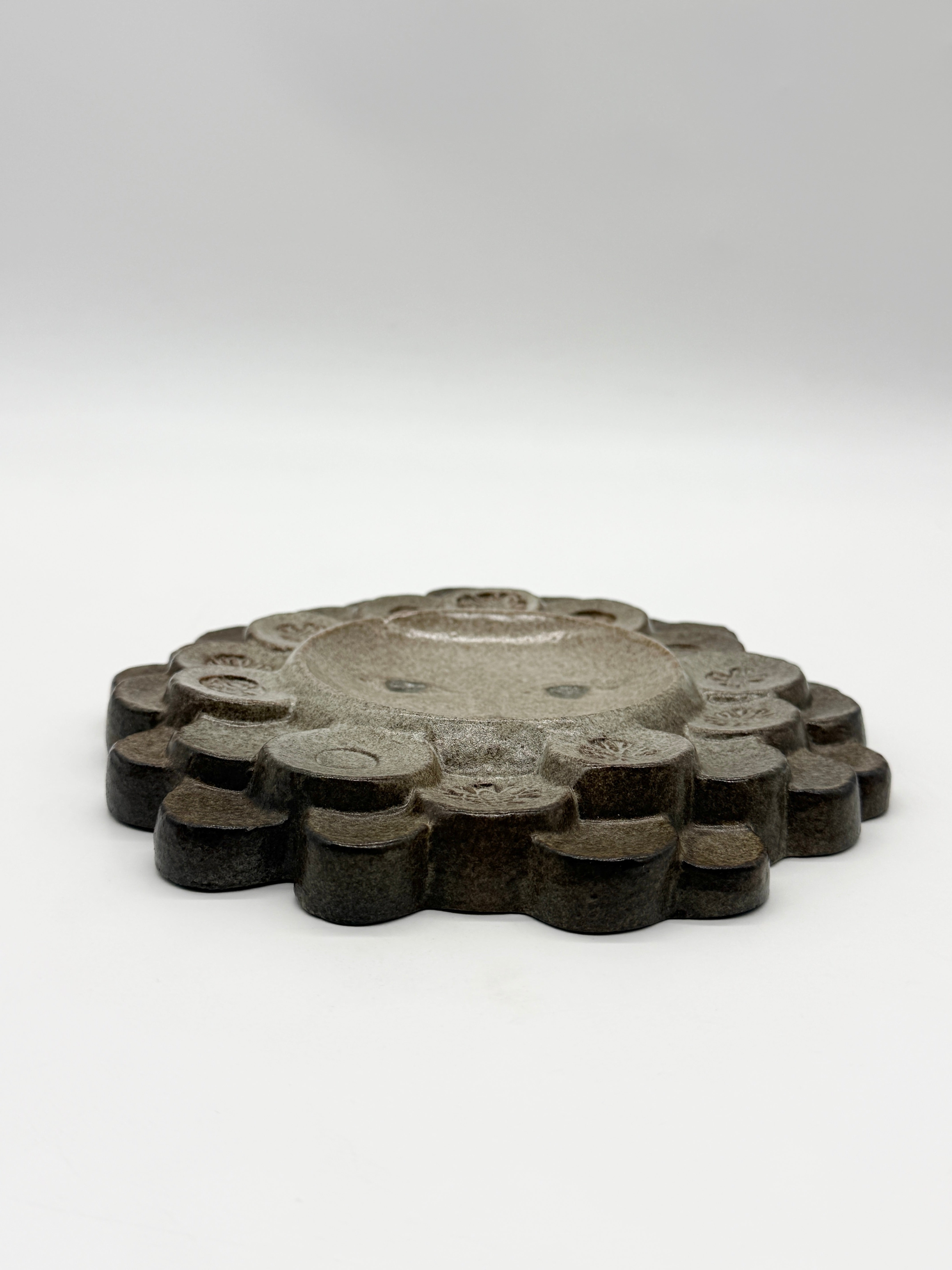 CÉRAMIQUE MURALE « VISAGE SOLAIRE » — SIGNÉE, CIRCA 1970