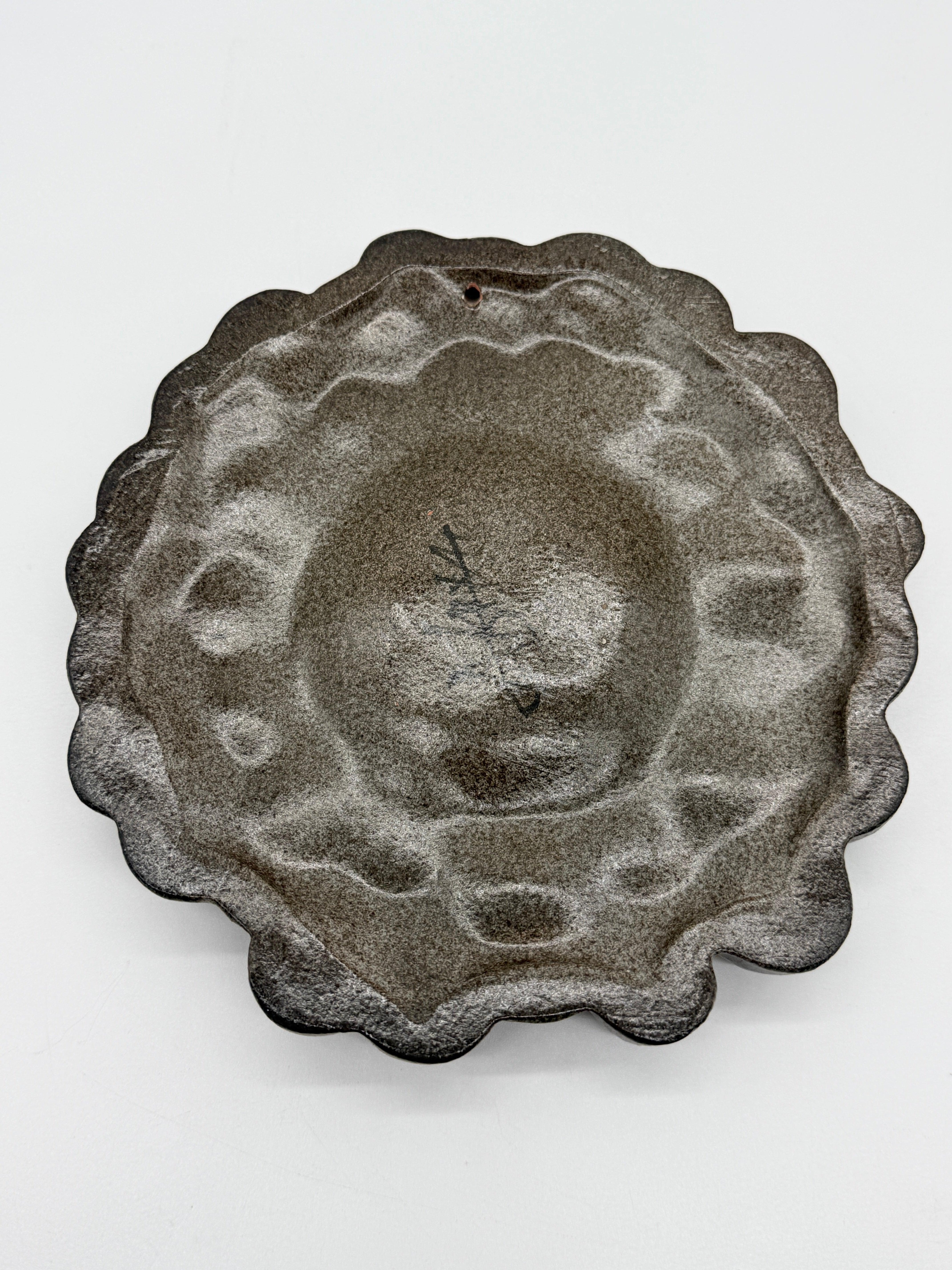 CÉRAMIQUE MURALE « VISAGE SOLAIRE » — SIGNÉE, CIRCA 1970
