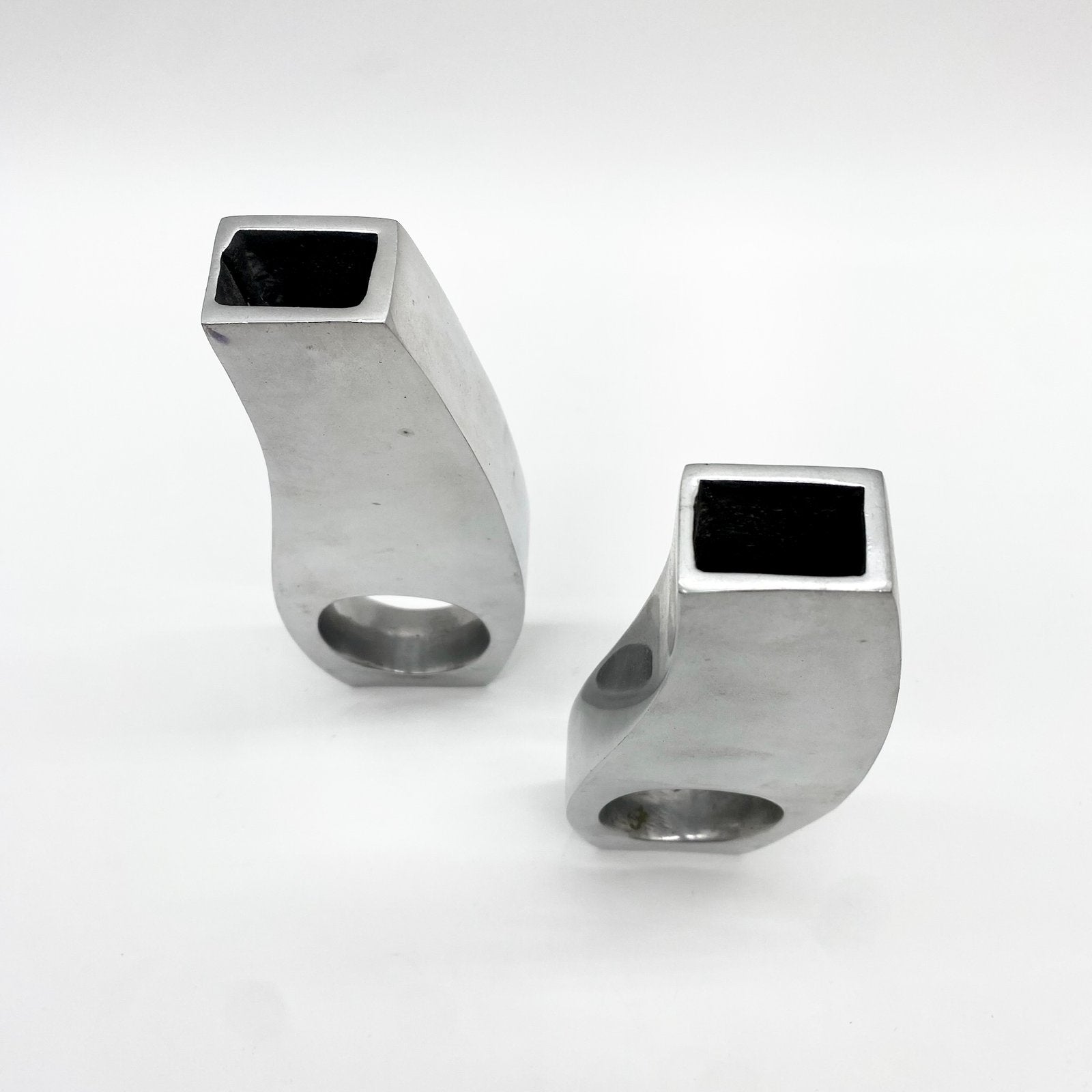 PAIRE DE VASES SCULPTURAUX/ FONTE D’ALUMINIUM –1970s