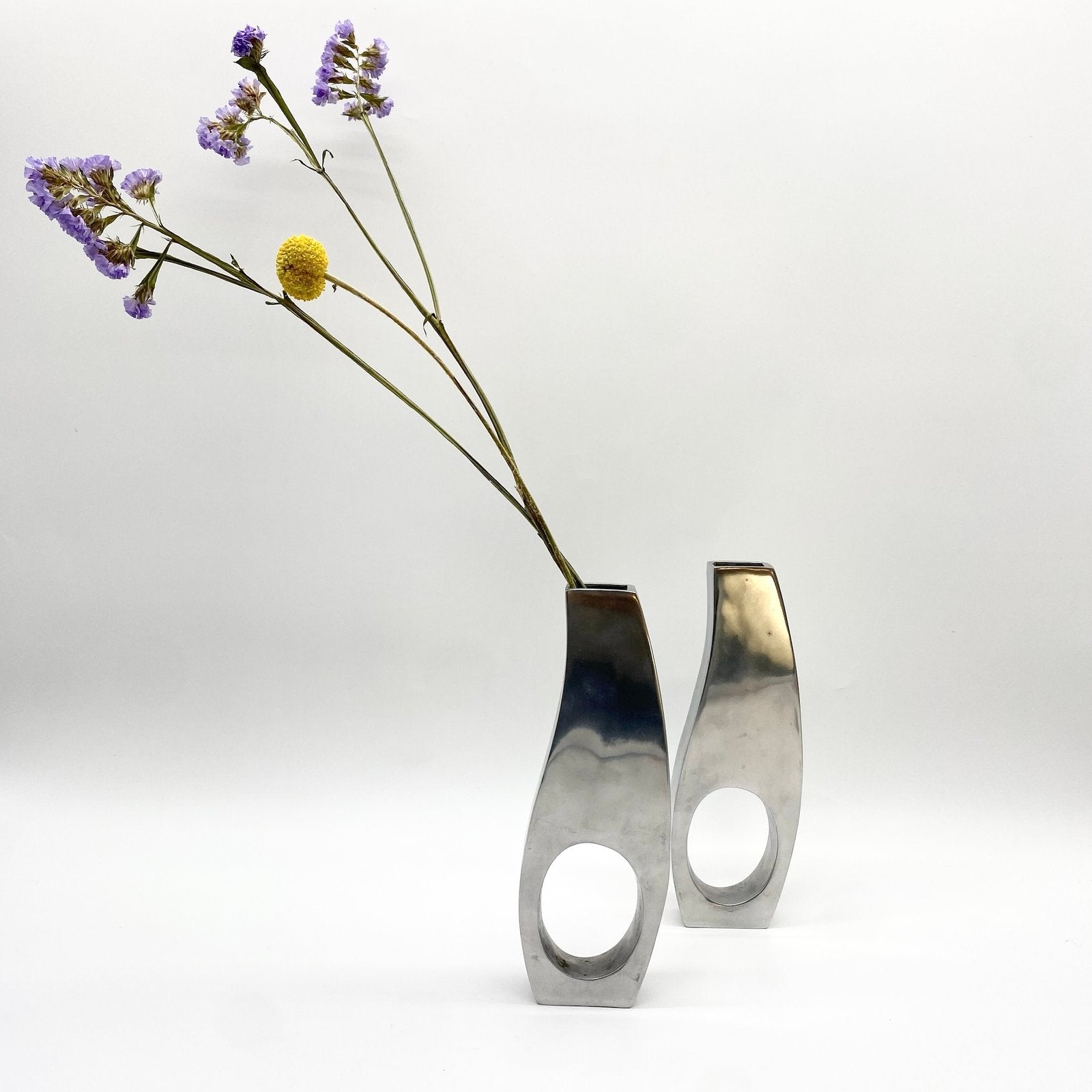 PAIRE DE VASES SCULPTURAUX/ FONTE D’ALUMINIUM –1970s