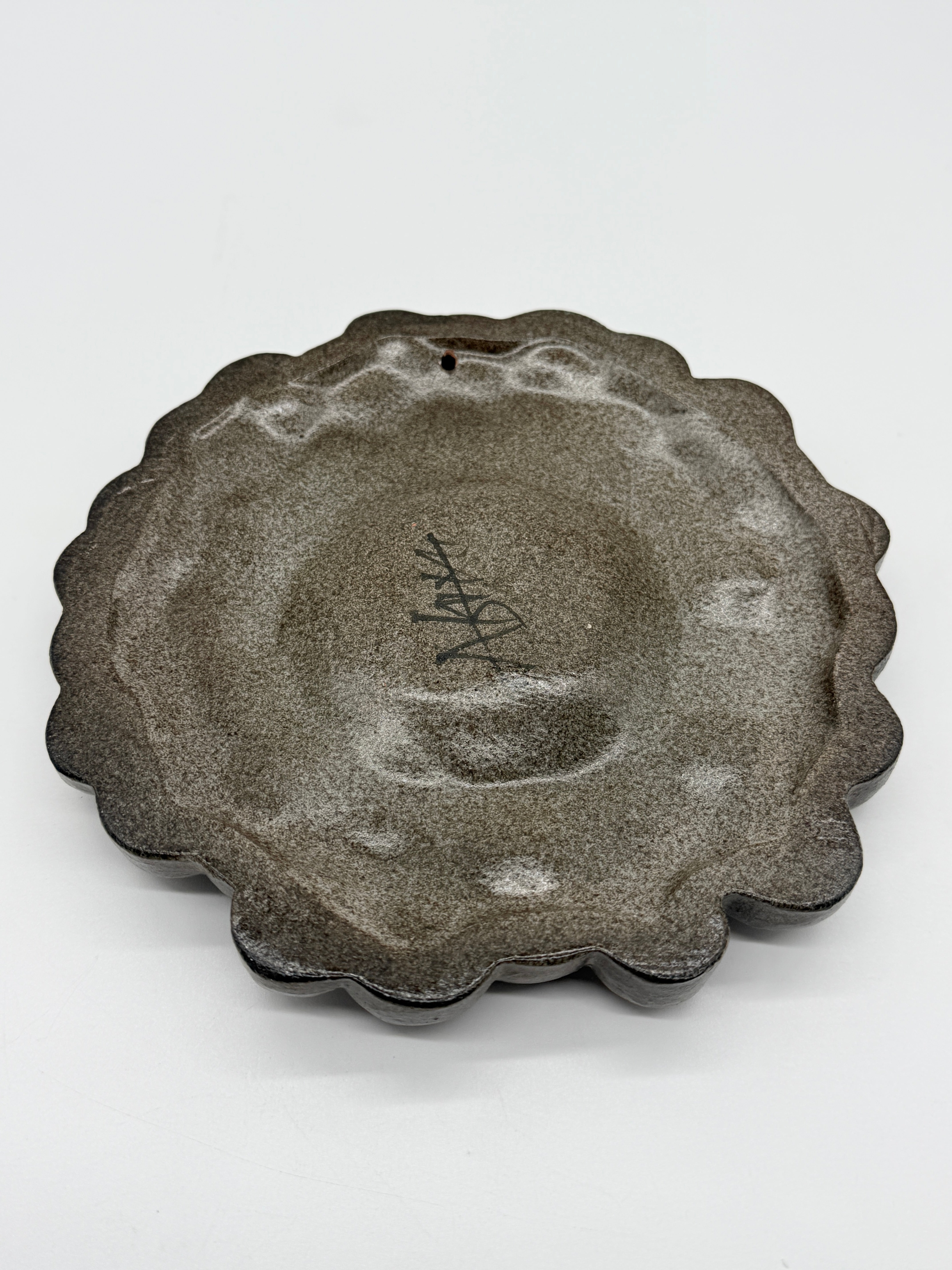 CÉRAMIQUE MURALE « VISAGE SOLAIRE » — SIGNÉE, CIRCA 1970
