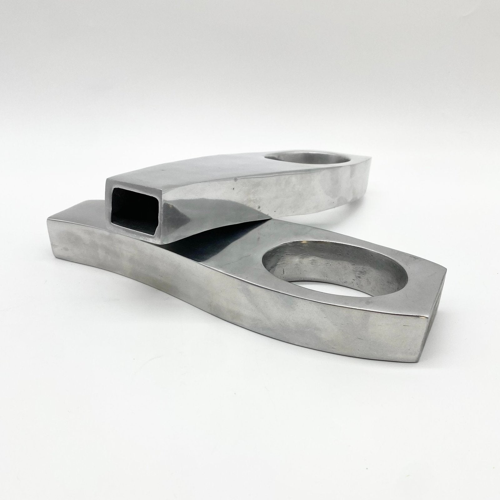 PAIRE DE VASES SCULPTURAUX/ FONTE D’ALUMINIUM –1970s
