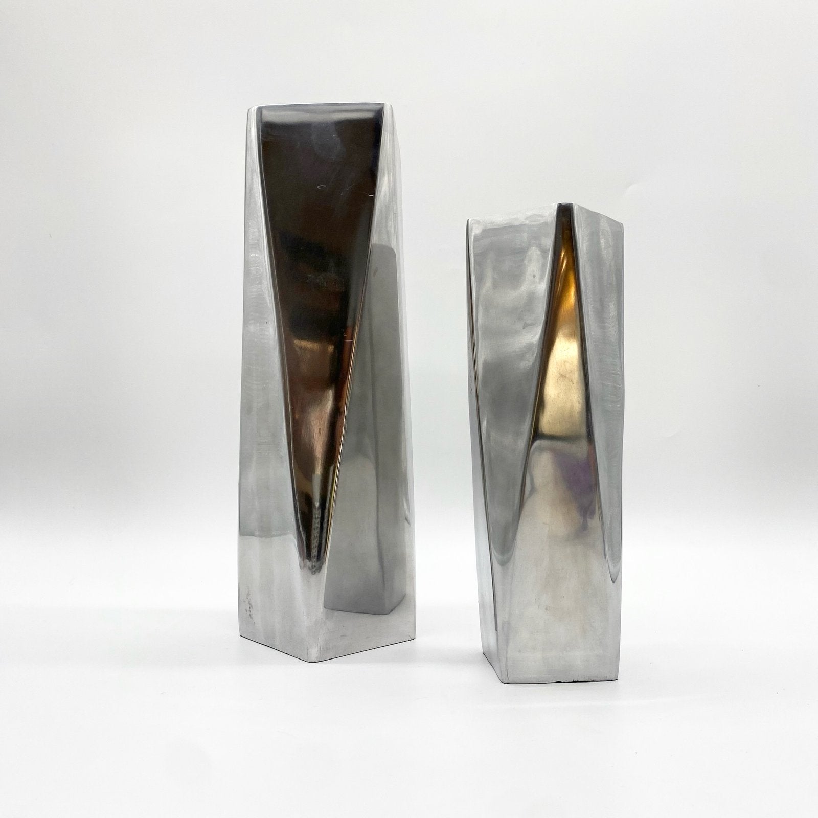 PAIRE DE VASES MODERNISTES / FONTE D’ALUMINIUM – 1970s