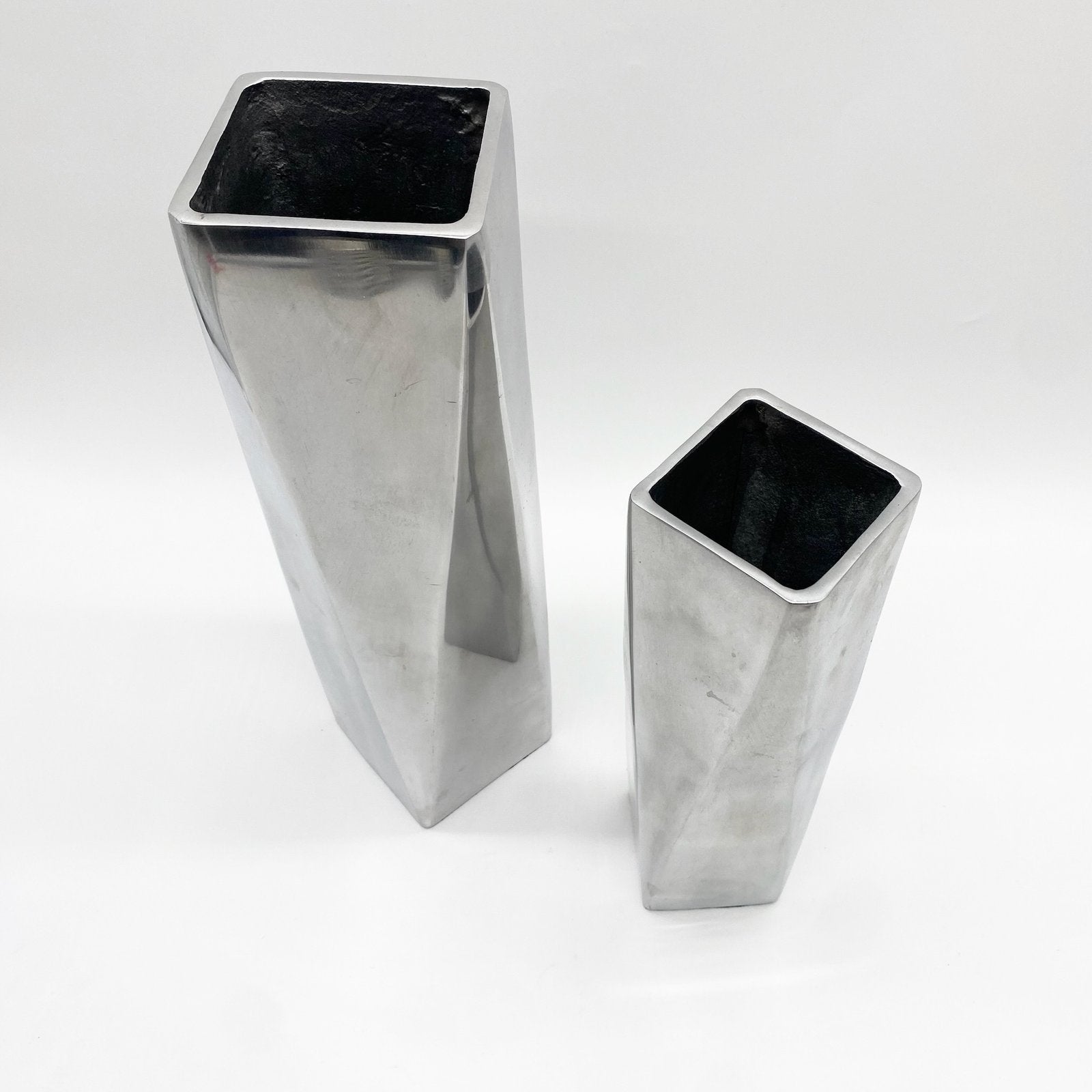 PAIRE DE VASES MODERNISTES / FONTE D’ALUMINIUM – 1970s