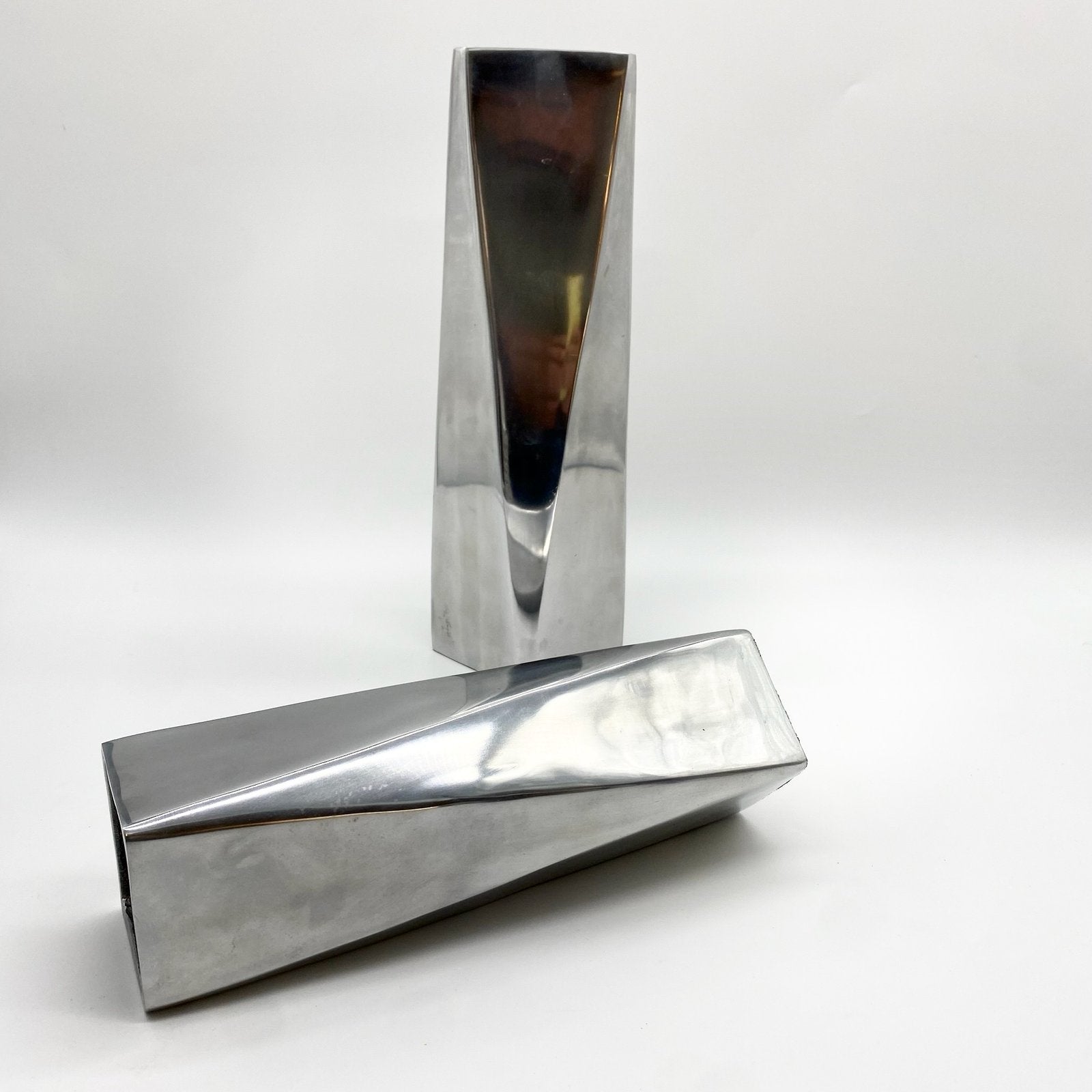 PAIRE DE VASES MODERNISTES / FONTE D’ALUMINIUM – 1970s