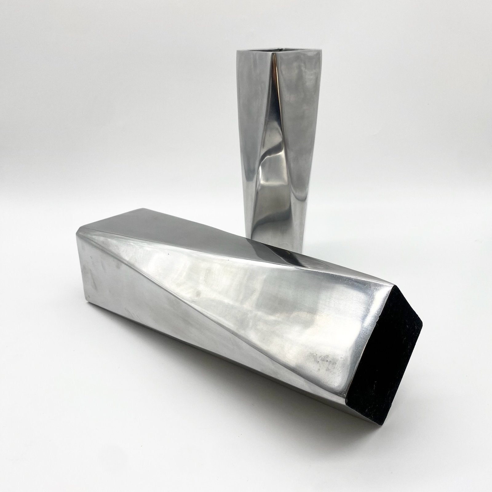 PAIRE DE VASES MODERNISTES / FONTE D’ALUMINIUM – 1970s