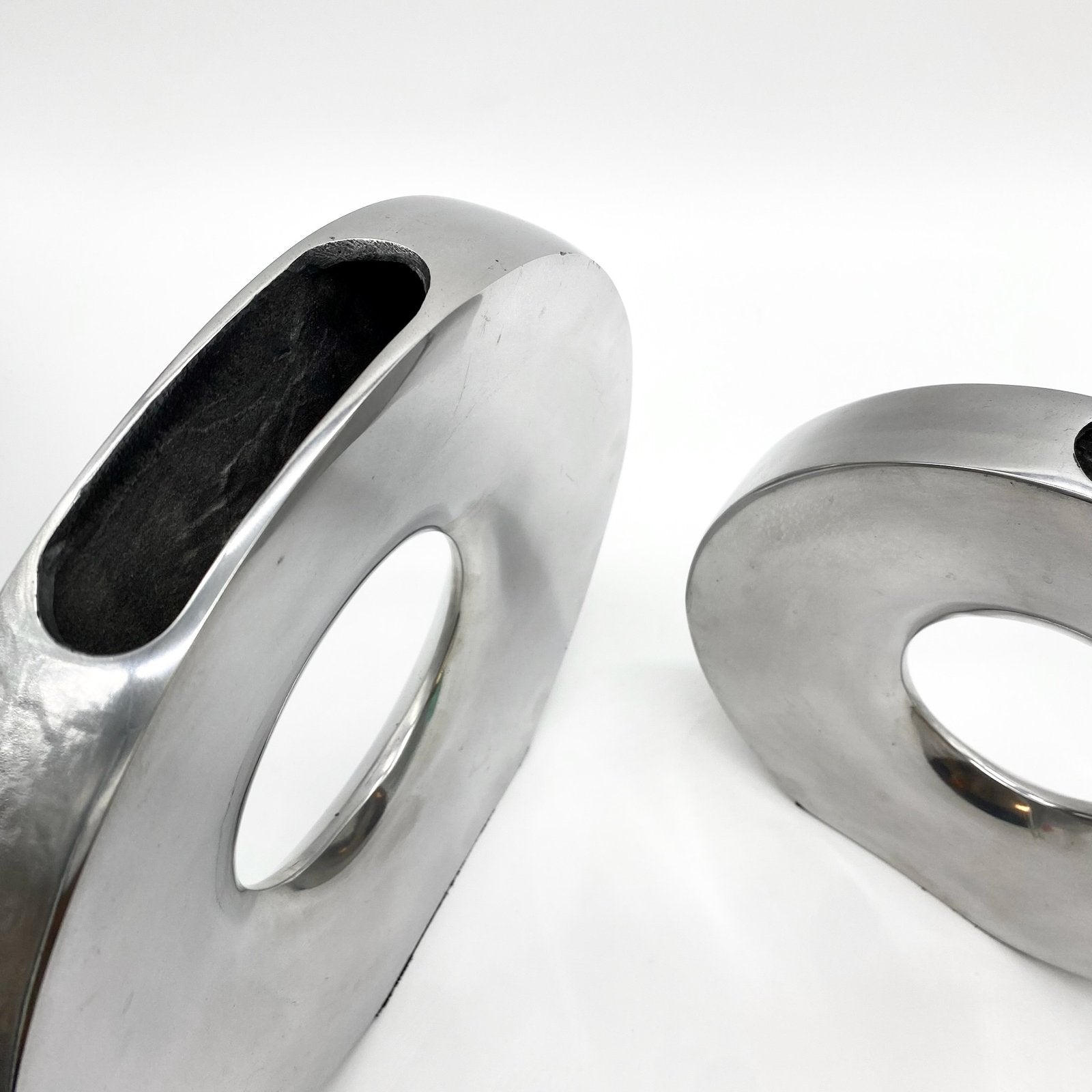 PAIRE DE VASES "DONUTS" / FONTE D’ALUMINIUM – 1970s ITALY