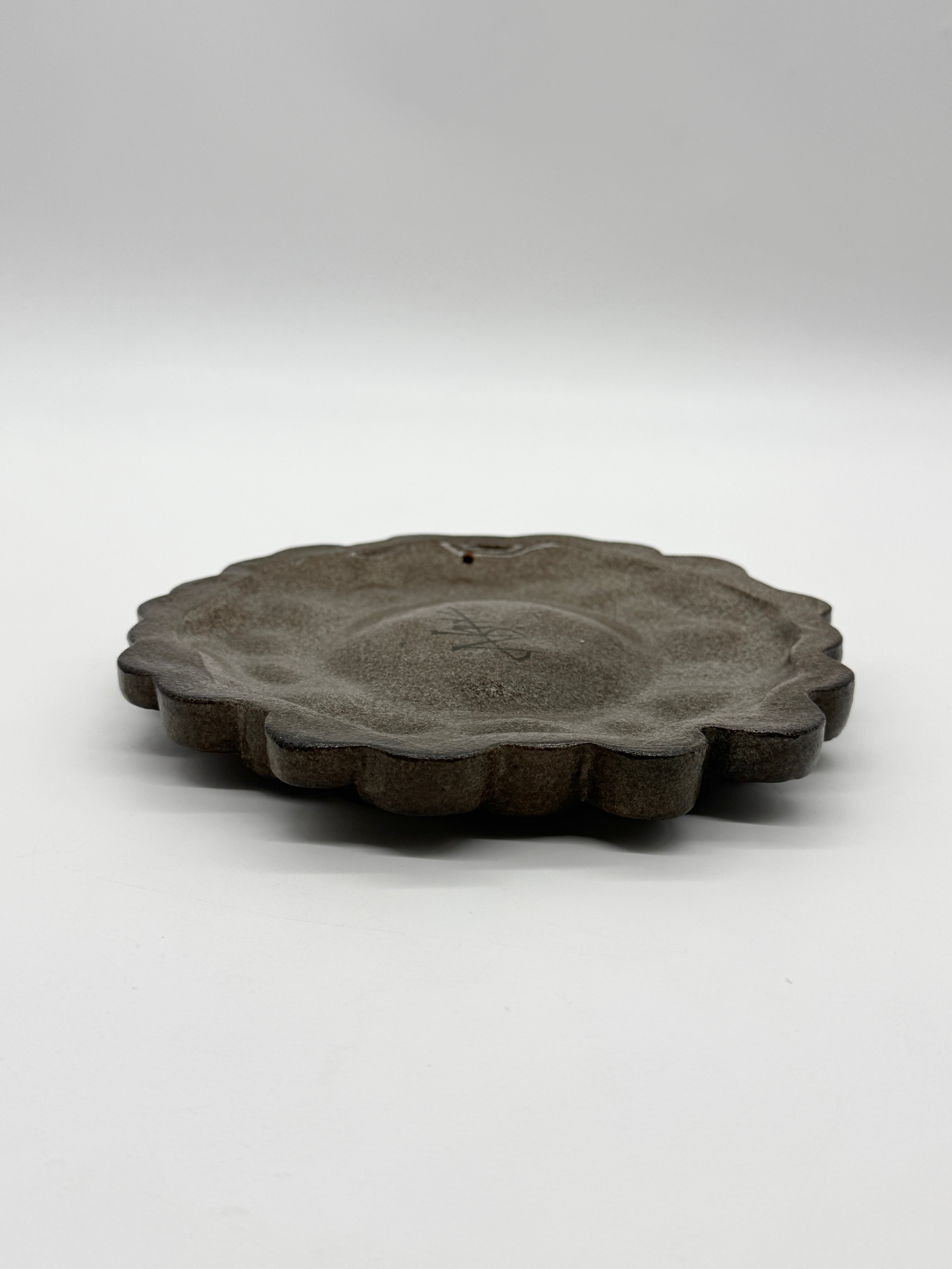 CÉRAMIQUE MURALE « VISAGE SOLAIRE » — SIGNÉE, CIRCA 1970