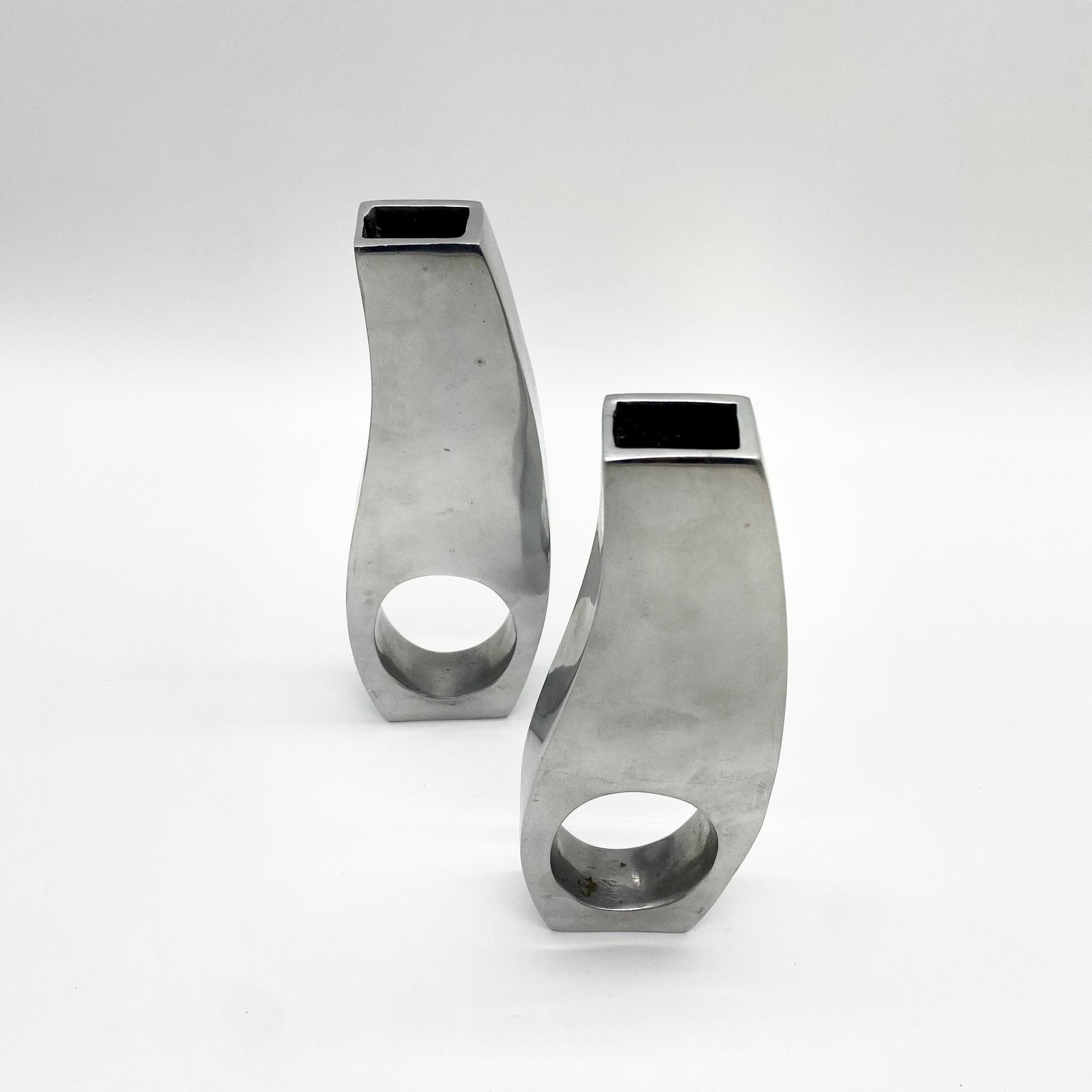 PAIRE DE VASES SCULPTURAUX/ FONTE D’ALUMINIUM –1970s