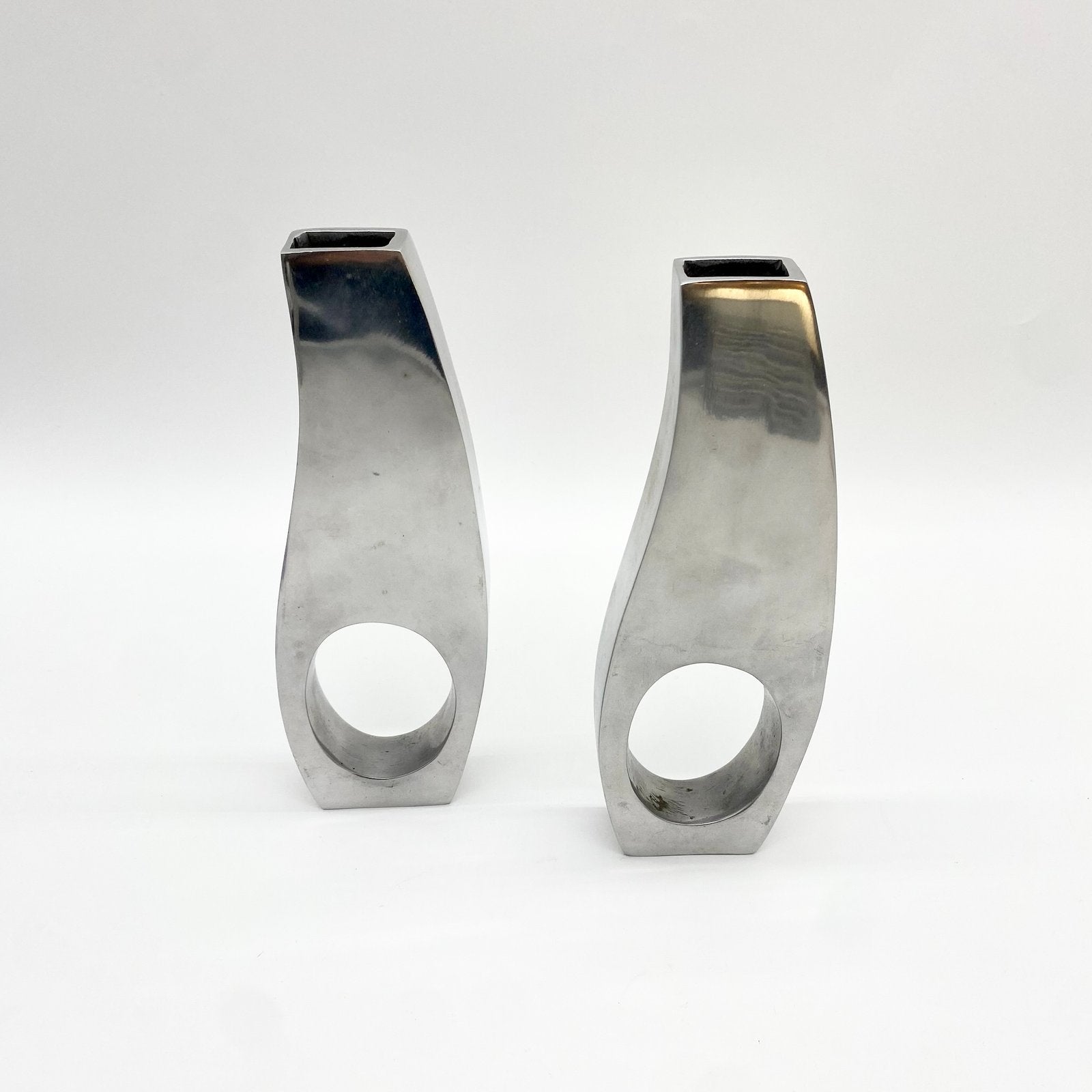 PAIRE DE VASES SCULPTURAUX/ FONTE D’ALUMINIUM –1970s
