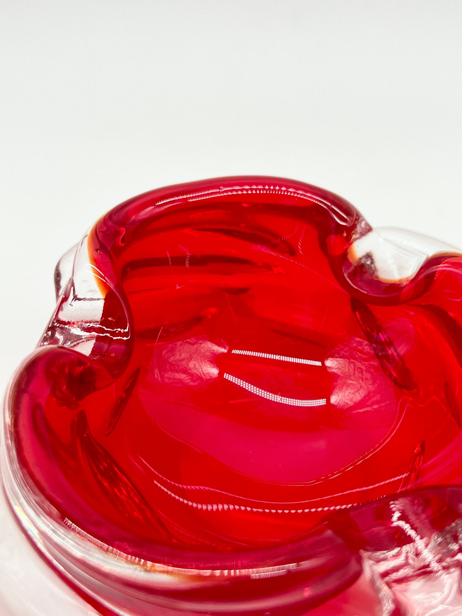 CENDRIER VINTAGE EN VERRE SCULPTÉ SPIRALE — ANNÉES 1970