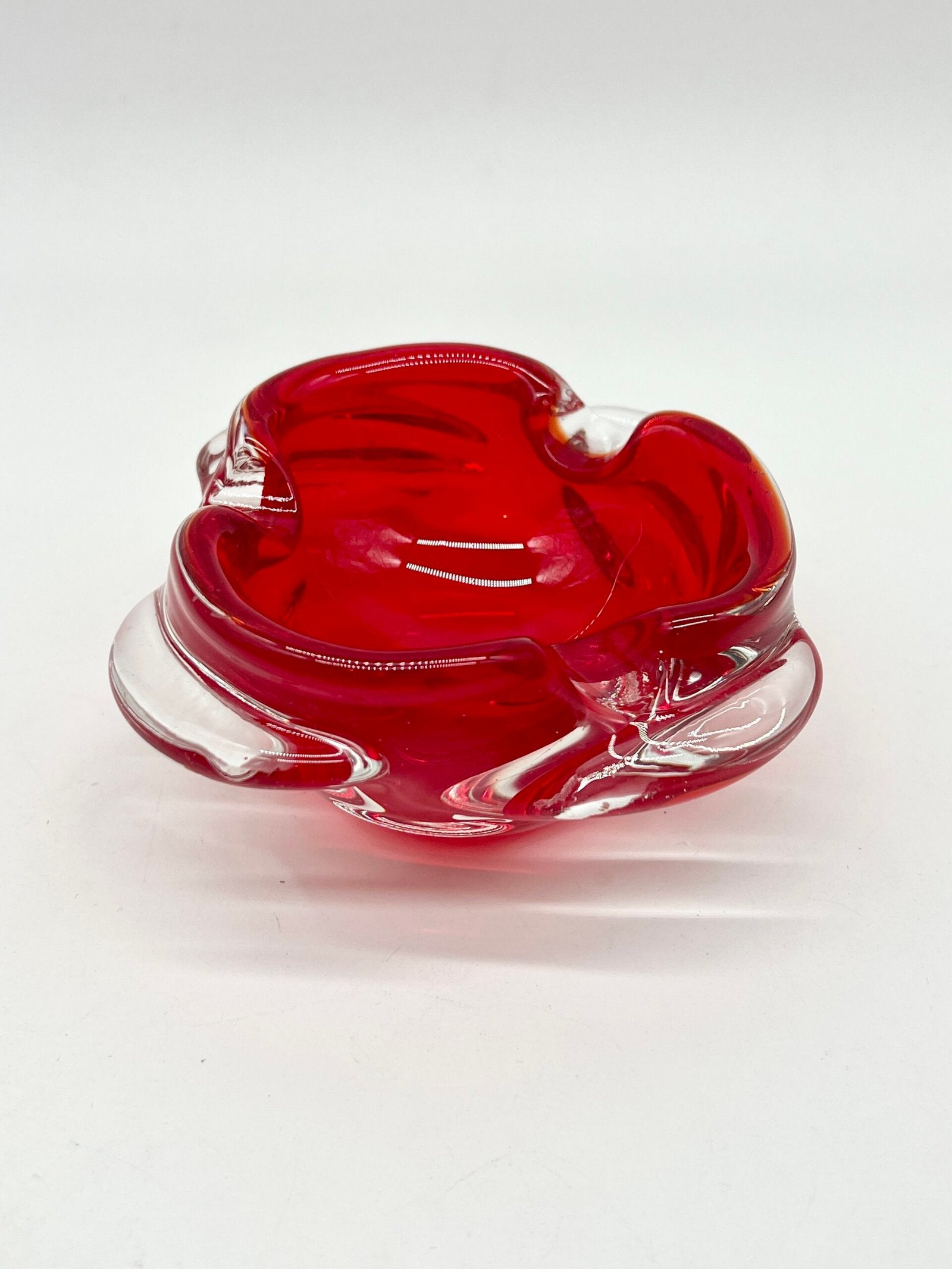CENDRIER VINTAGE EN VERRE SCULPTÉ SPIRALE — ANNÉES 1970