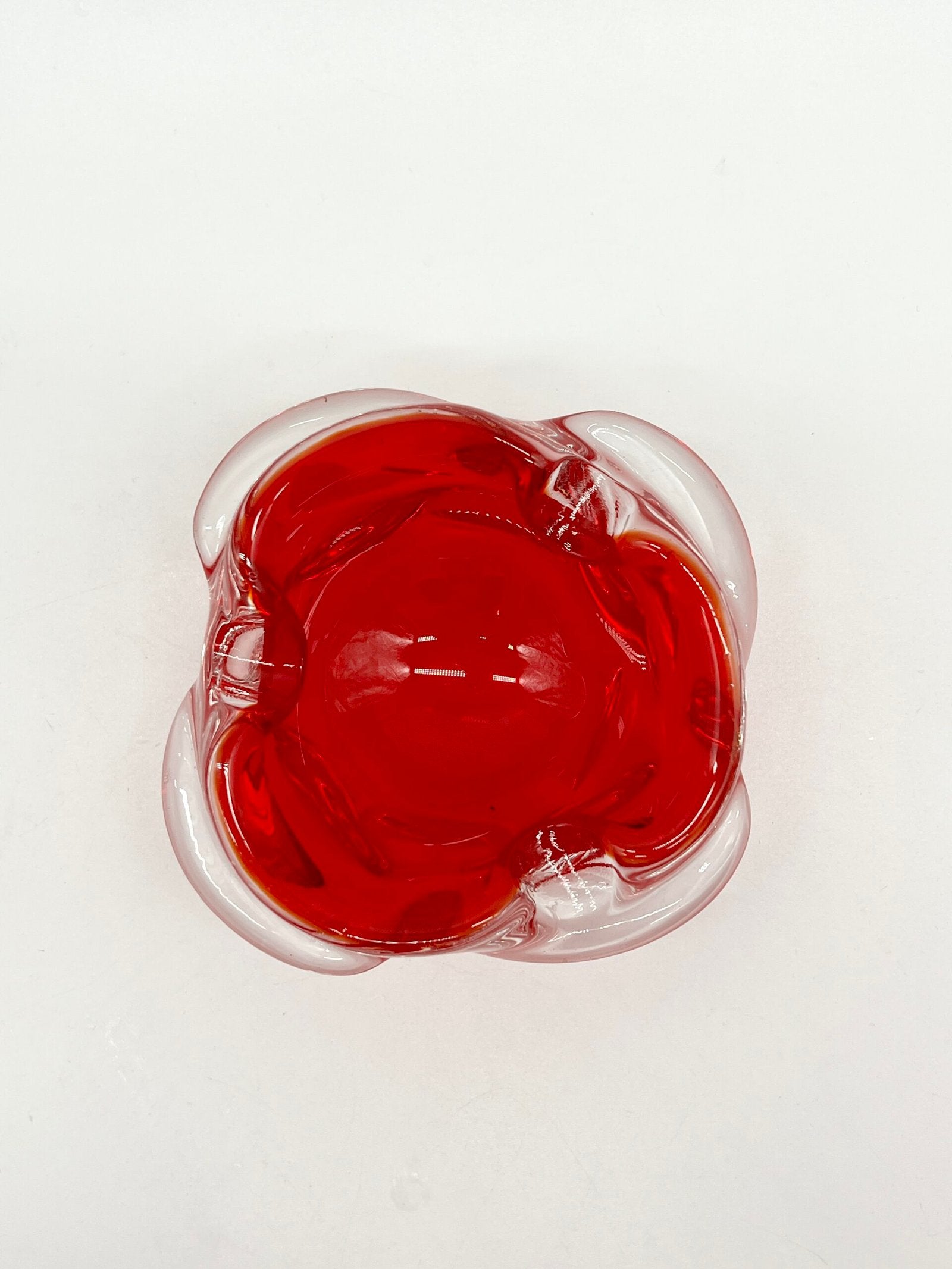 CENDRIER VINTAGE EN VERRE SCULPTÉ SPIRALE — ANNÉES 1970