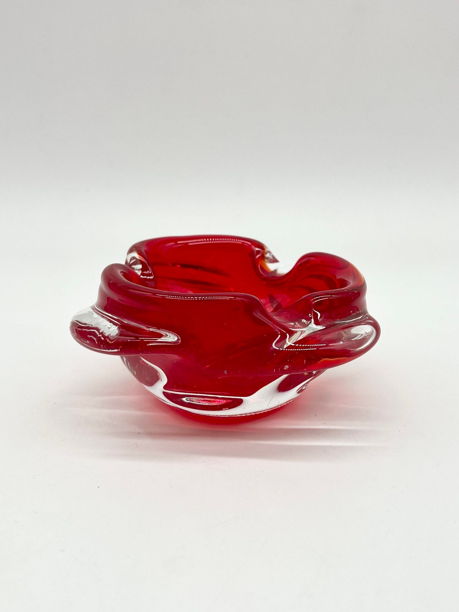 CENDRIER VINTAGE EN VERRE SCULPTÉ SPIRALE — ANNÉES 1970