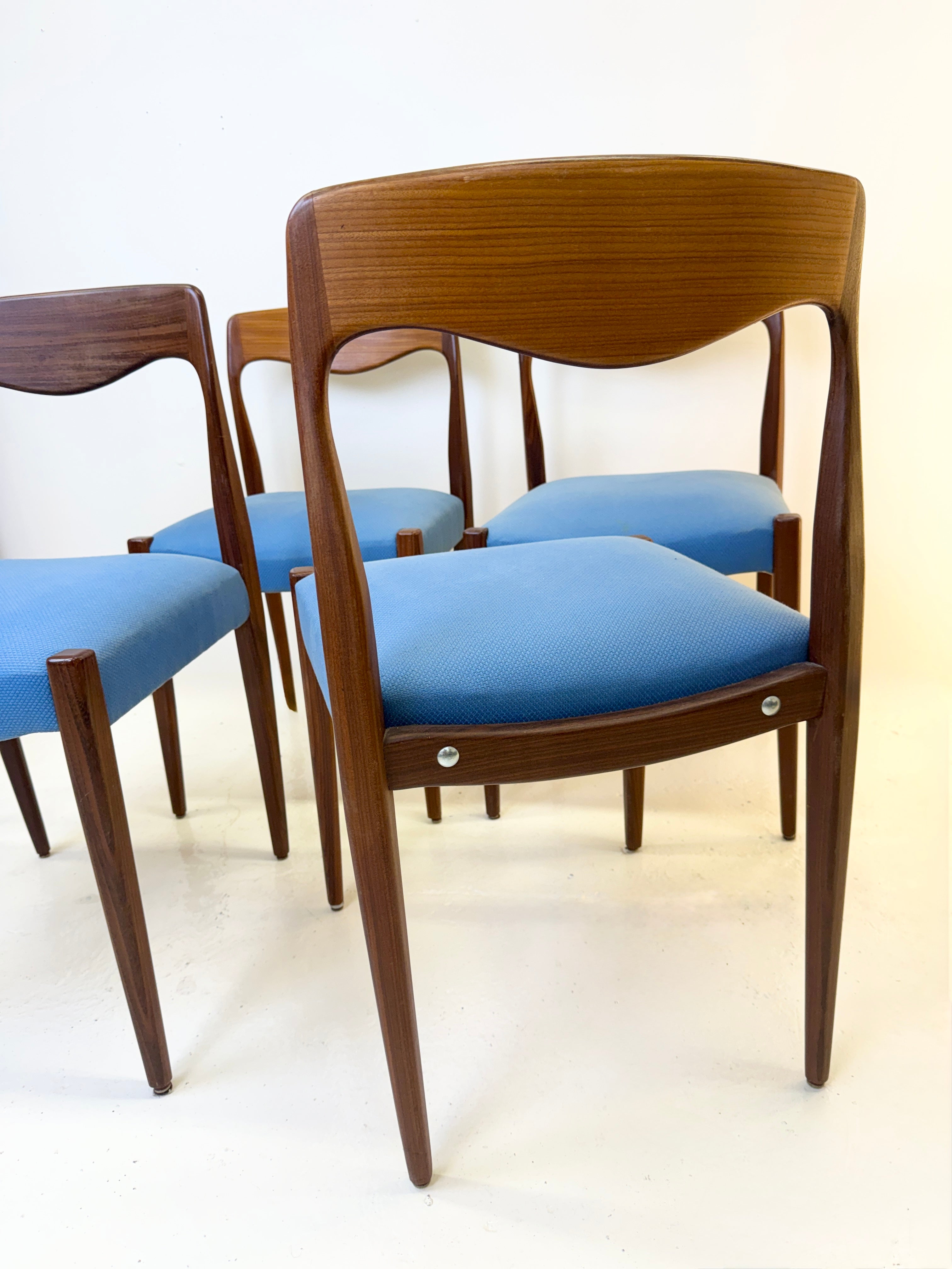 SUITE DE 4 CHAISES SCANDINAVES, 1960s